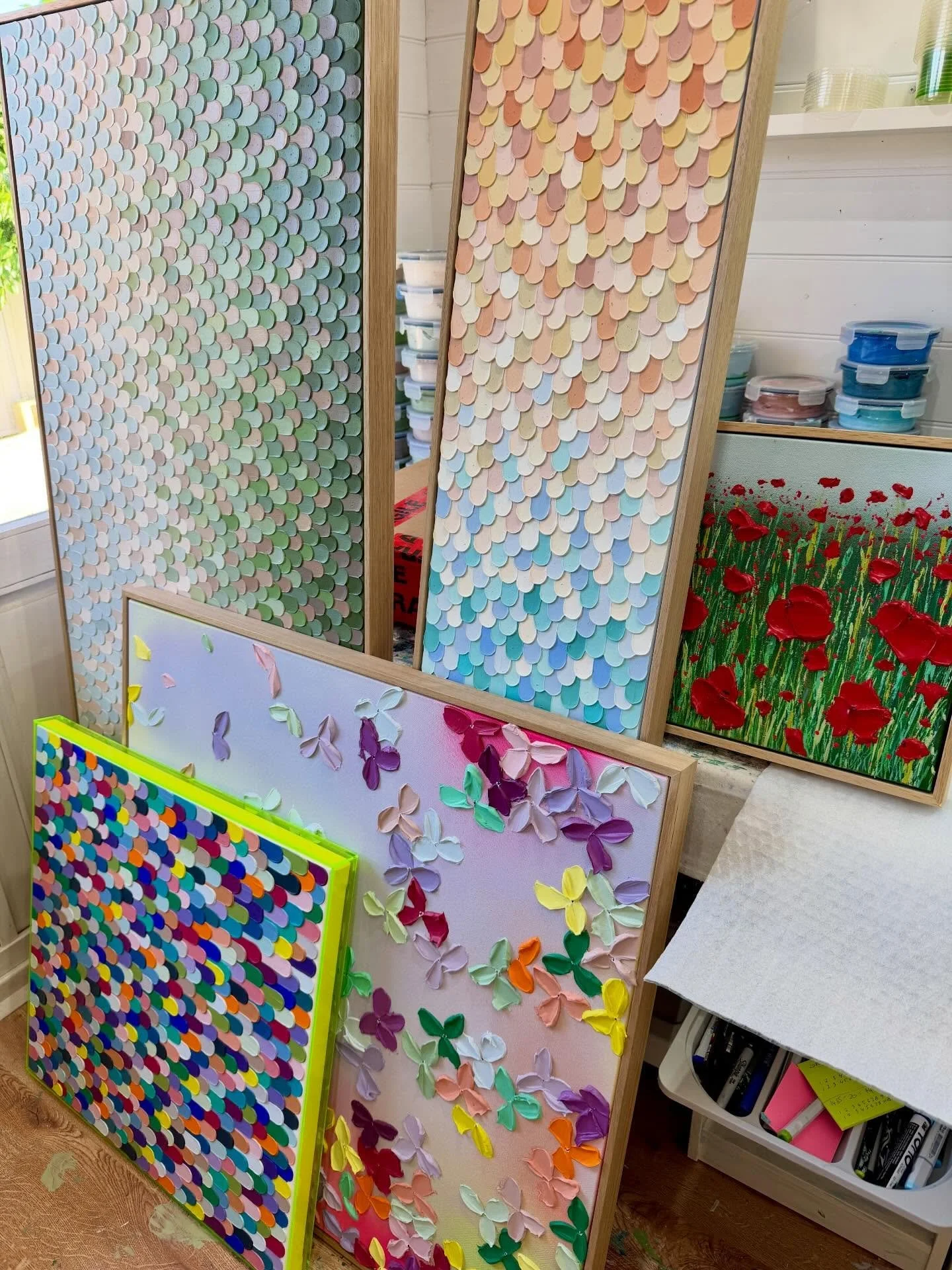 A fun bunch of artworks ready for packing and shipping around the world! Hopefully they will all arrive before Christmas 🎄 
#modernart #kerryleighart #thickpaint #impastopainting #texturedartwork