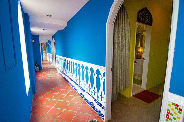 
白色圖騰延伸至盡頭的土耳其藍牆面