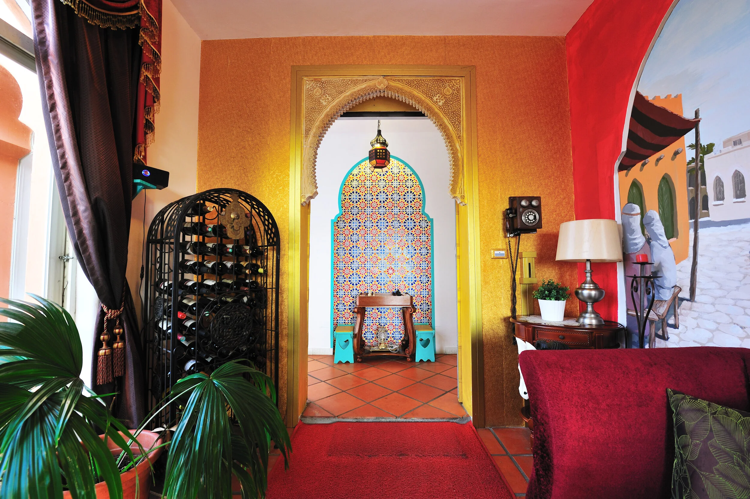 穿越菲斯古城自動拱門進入您的房間