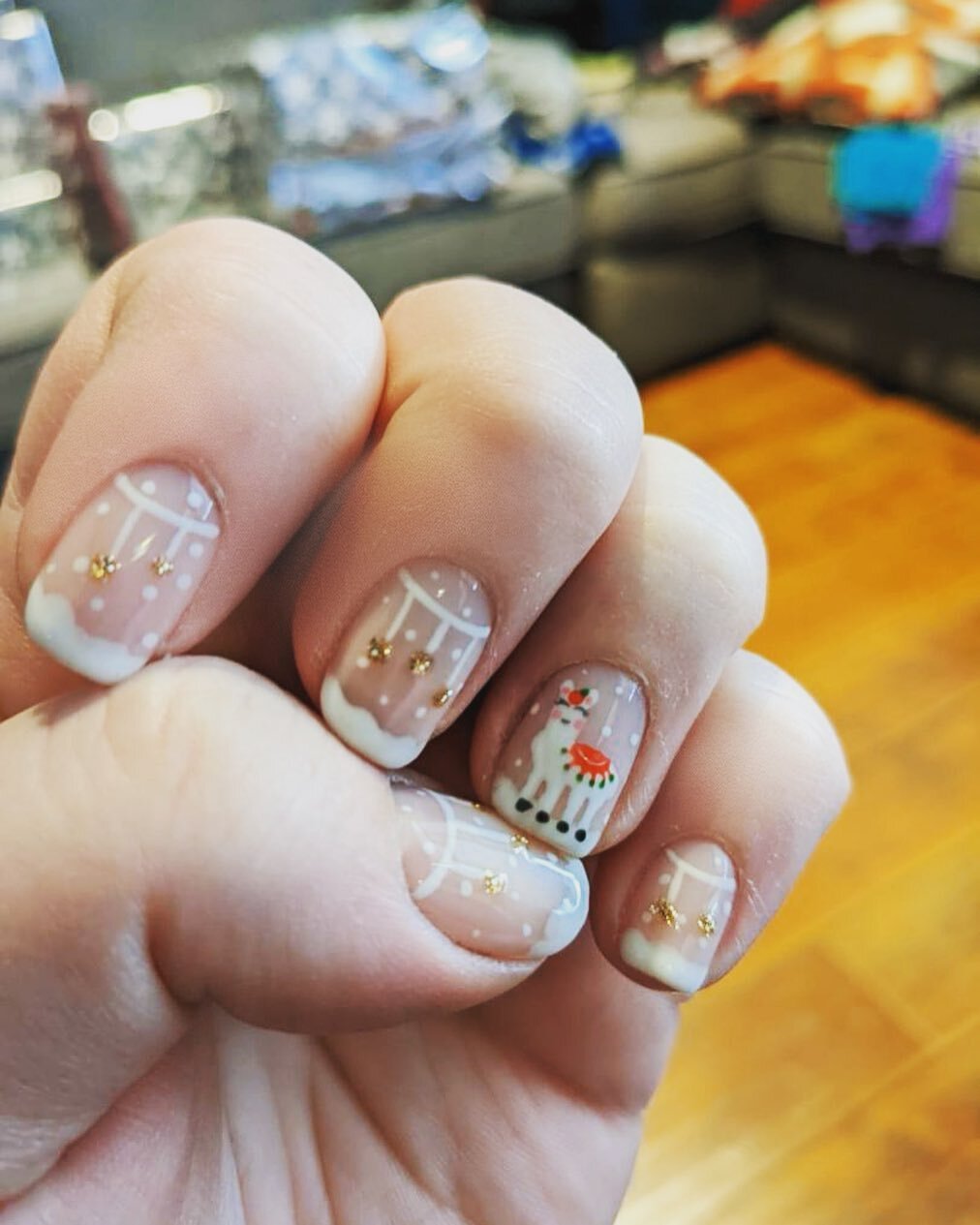 Happy Holidays! Polly out here creating holiday cheers with holiday designs! How cuttttteeee is this Christmas lama !!! Make sure you book in this week for New Years 😊 #ygq  #windsornailsalon #oceandayspa #christmasnaildesign #lama