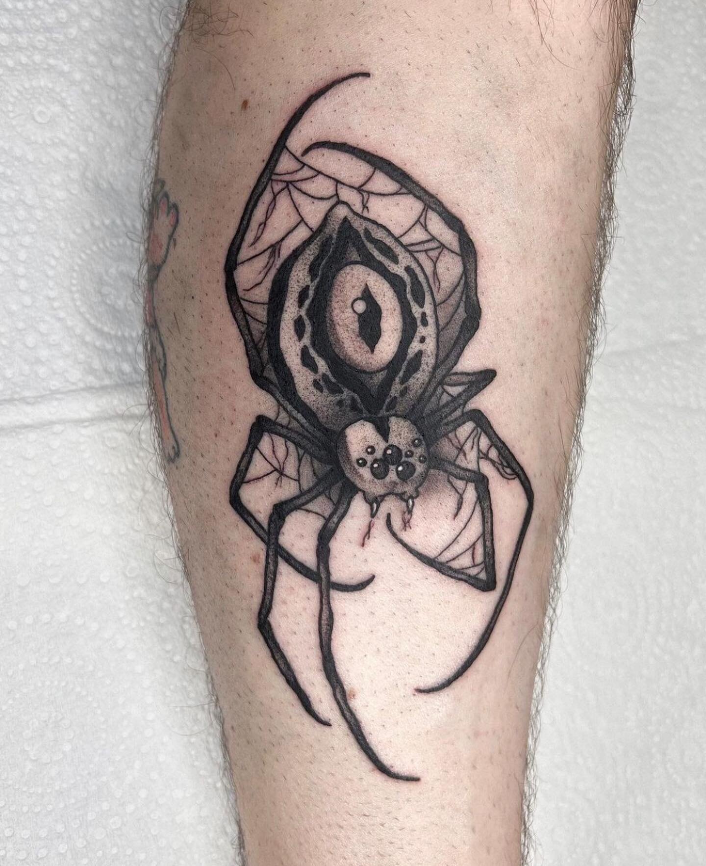 Some super clean recent work by @brodiebaileytattoo 
 
The boy is NEAT. Hit him up for bookings!

#adelaidetattooist #adelaidetattooapprentice #neotraditionaltattoo #spidertattoo #blackworkerssubmission #neotradsub #blacktattoos