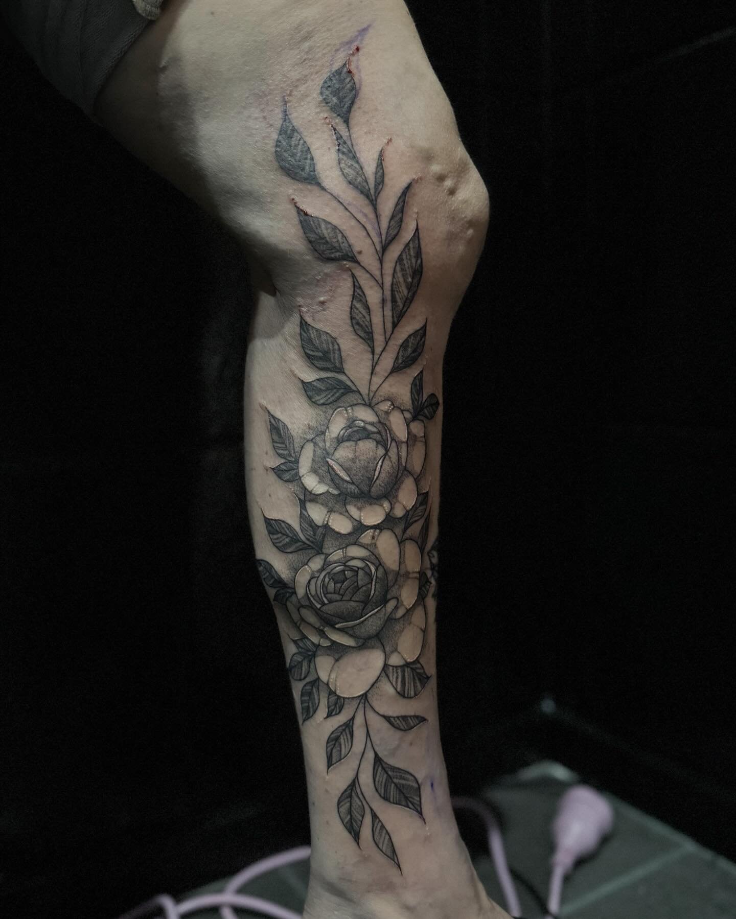 🌸🌺🌼

@inkwizardstattoo 
DM to book/enquire!

#peonytattoo #dotworktattoo #blackwork