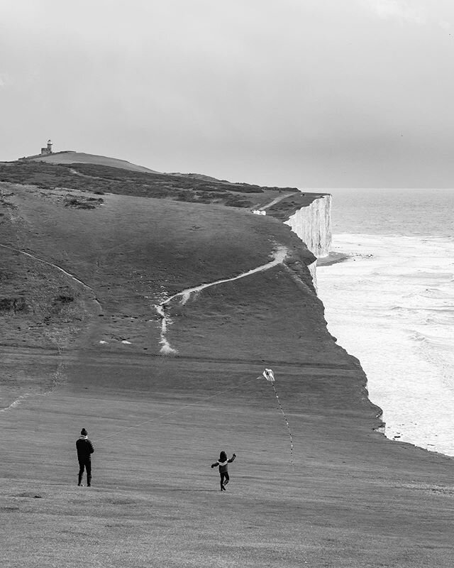 Captured this moment of a father and son flying a kite 🪁 📷 This was at the Seven Sisters, England 🏴󠁧󠁢󠁥󠁮󠁧󠁿 What a beautiful place!

#kite #seaford #sevensisters