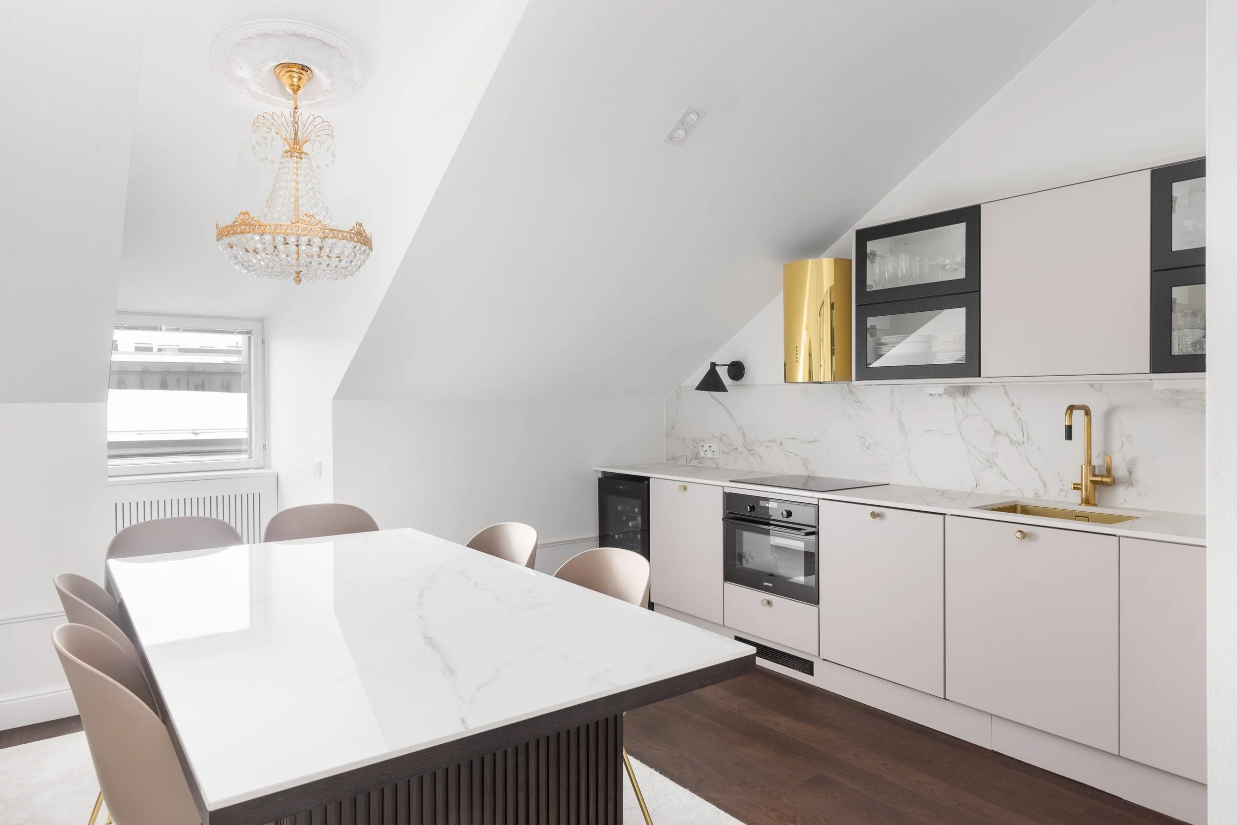 Valokuva kaksiosta, Helsingin Punavuoressa. Laadukas asuntokuvaus pääkaupunkiseudulla ja kehyskunnissa.