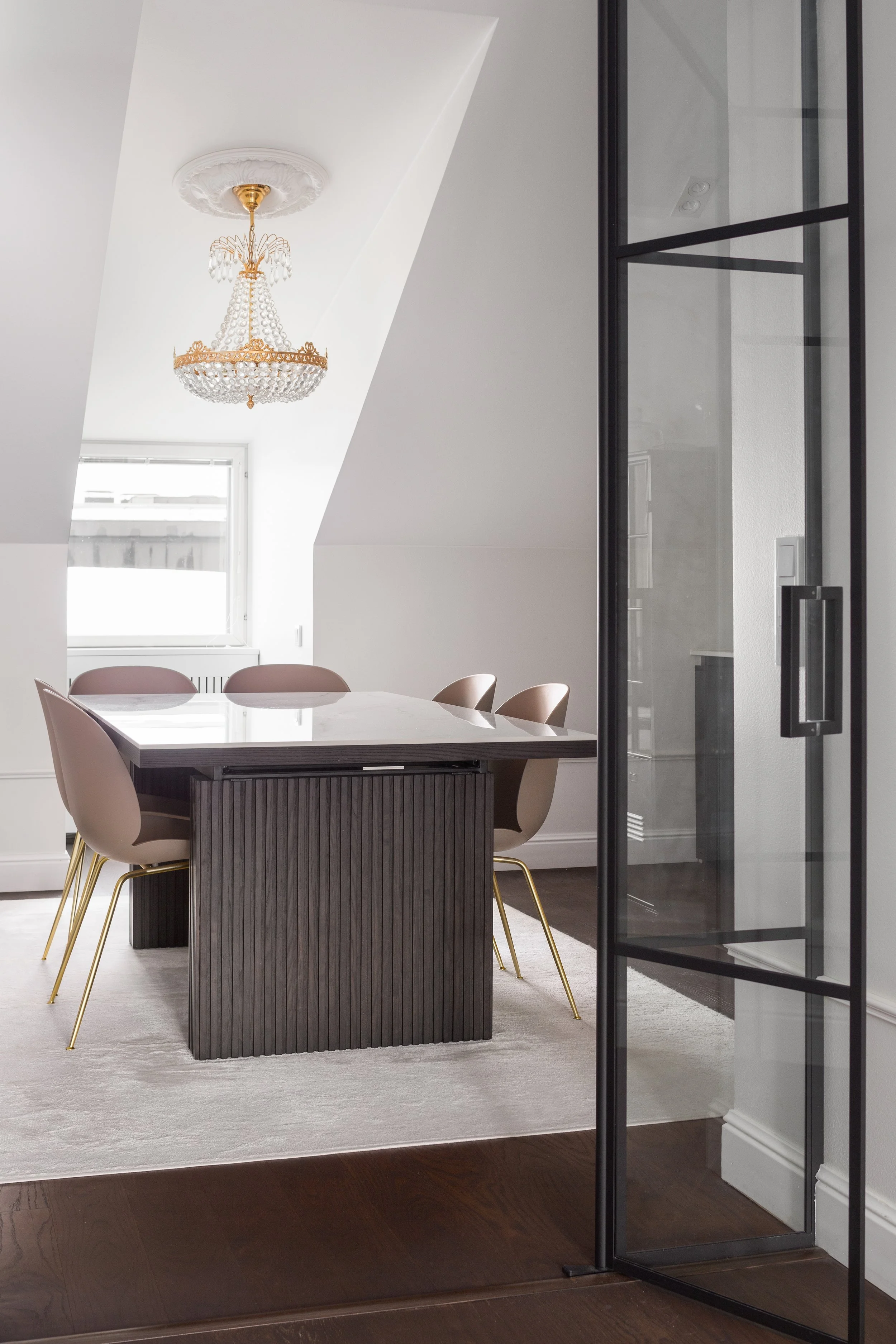 Valokuva kaksiosta, Helsingin Punavuoressa. Laadukas asuntokuvaus pääkaupunkiseudulla ja kehyskunnissa.