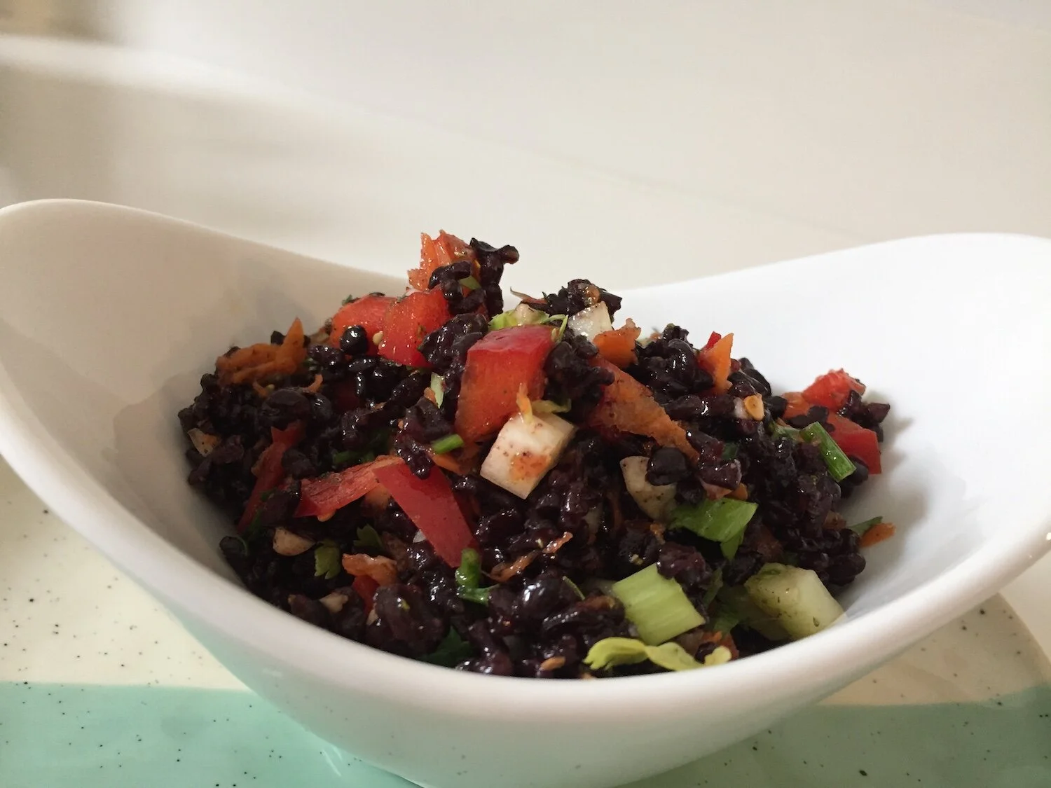 Salata od crne riže sa povrćem