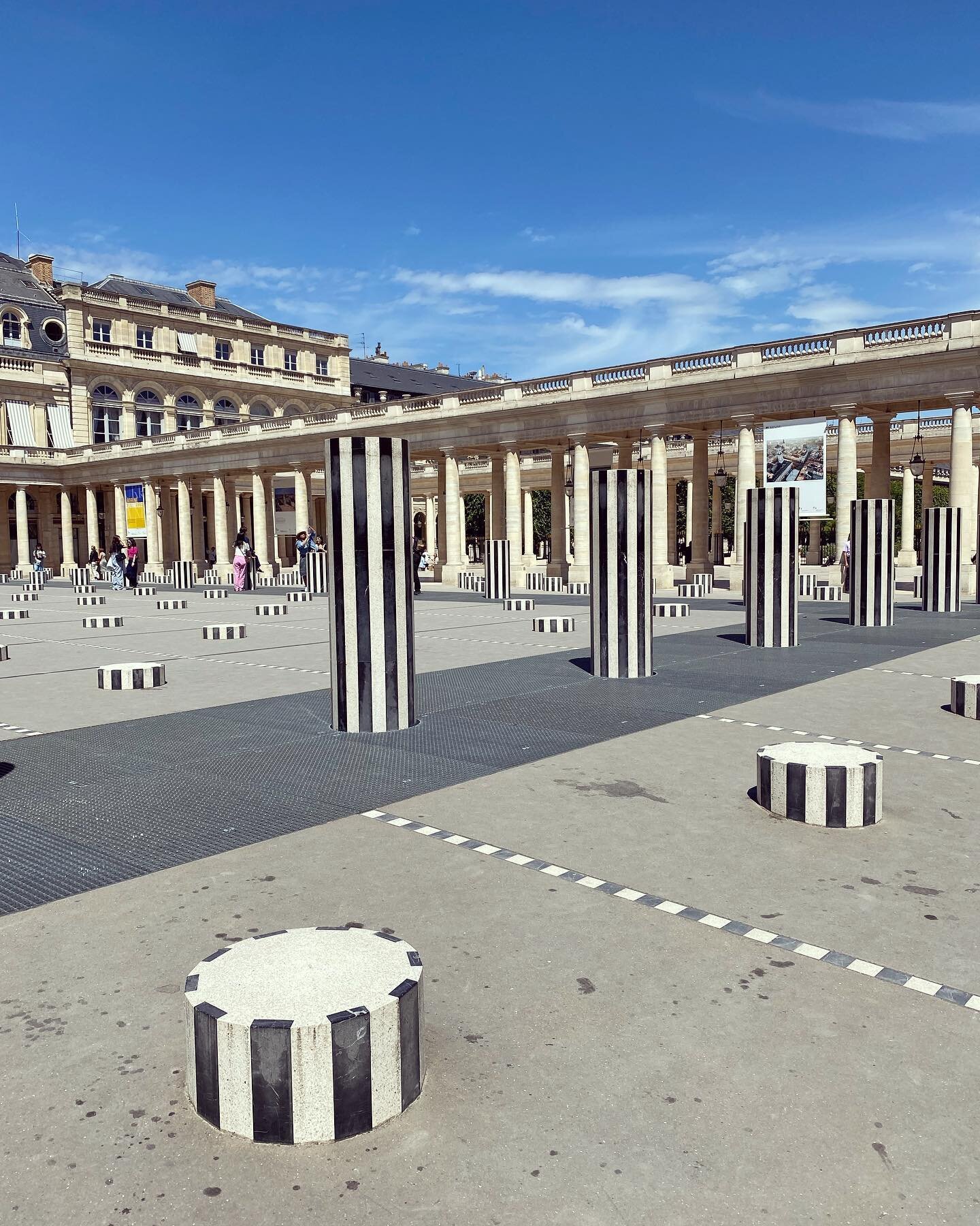 Thank you Paris for an excellent culture fix 🥐🖤⚪️

#danielburen #paris #installation