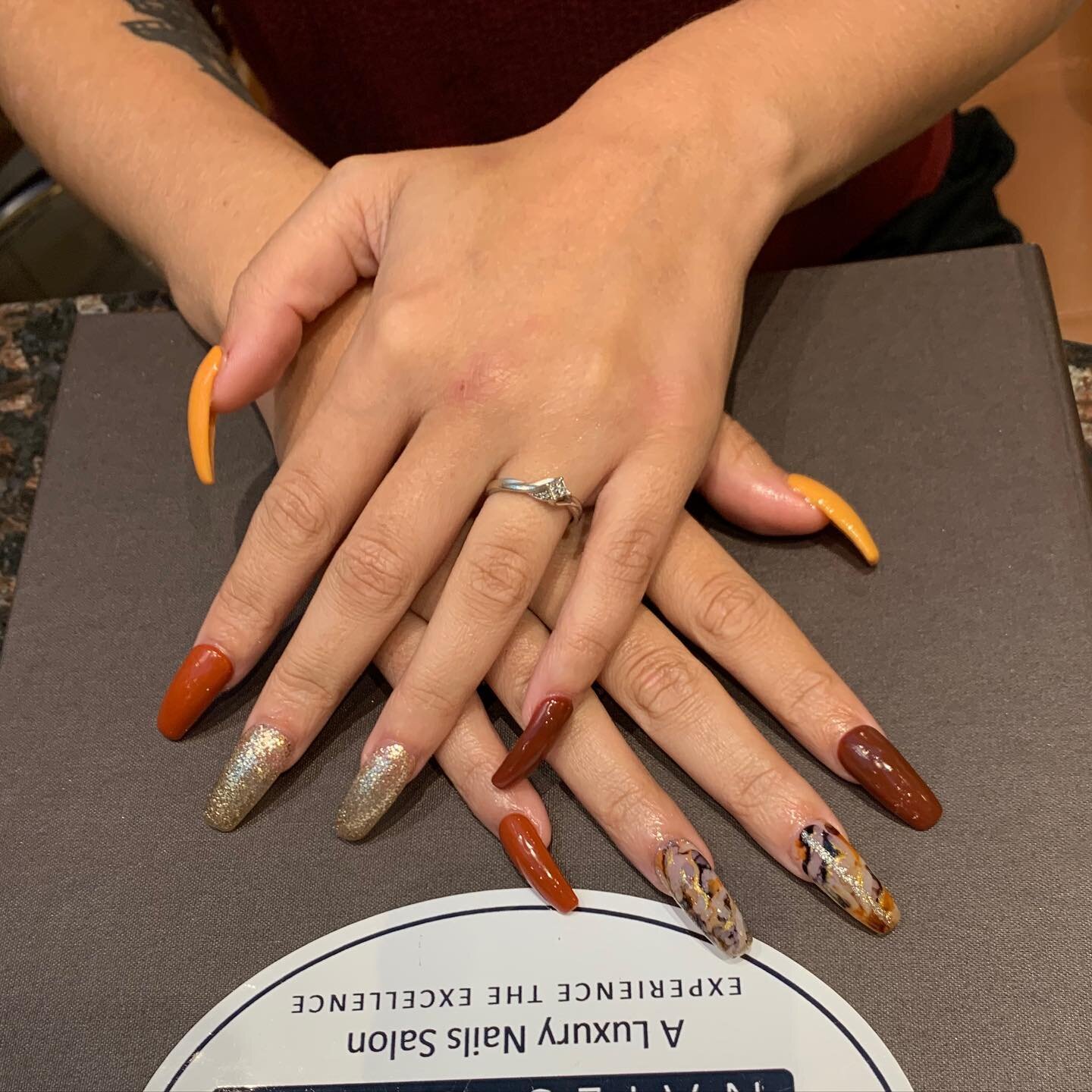 These nails have me fall-ing in love 🍂🍁

#nails #austin #austinnails #localbusiness #nailart #nailsofinstagram #instanails #acrylicnails #gelnails #smallbusiness