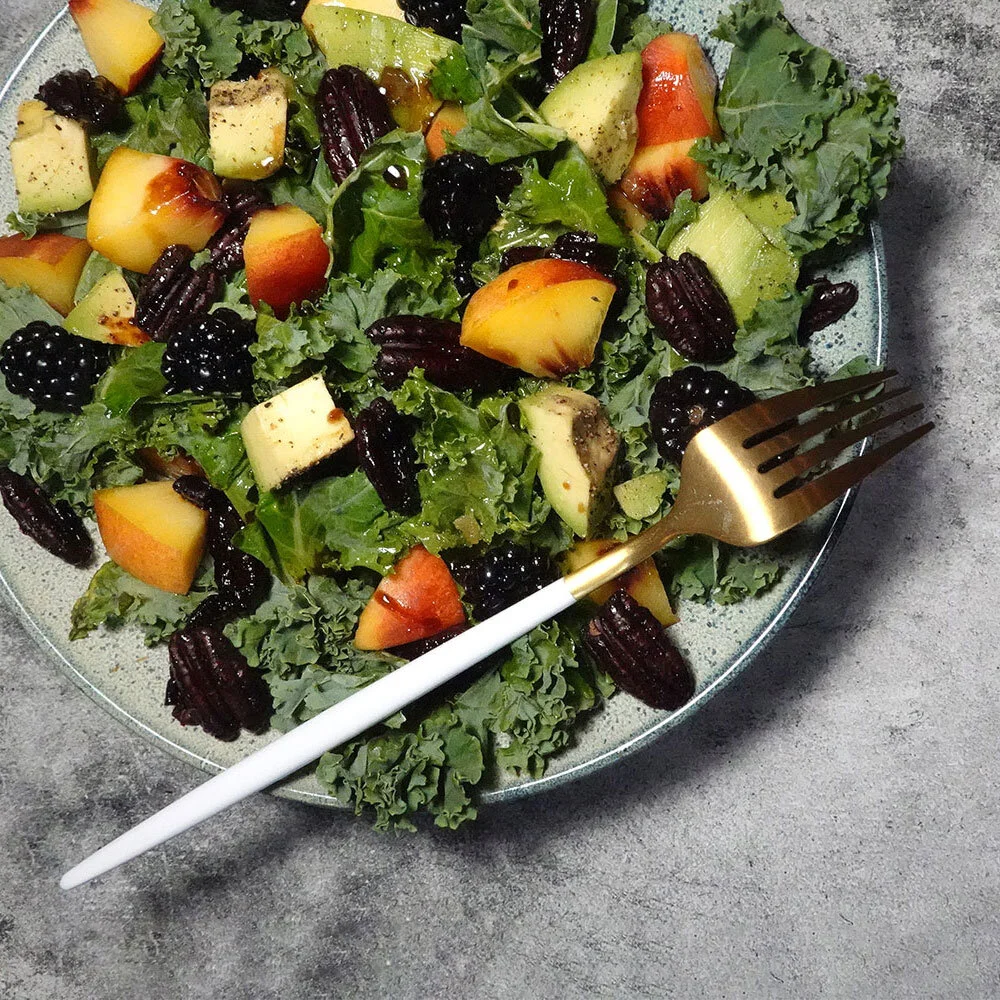Salade kale, nectarine &amp; mûres