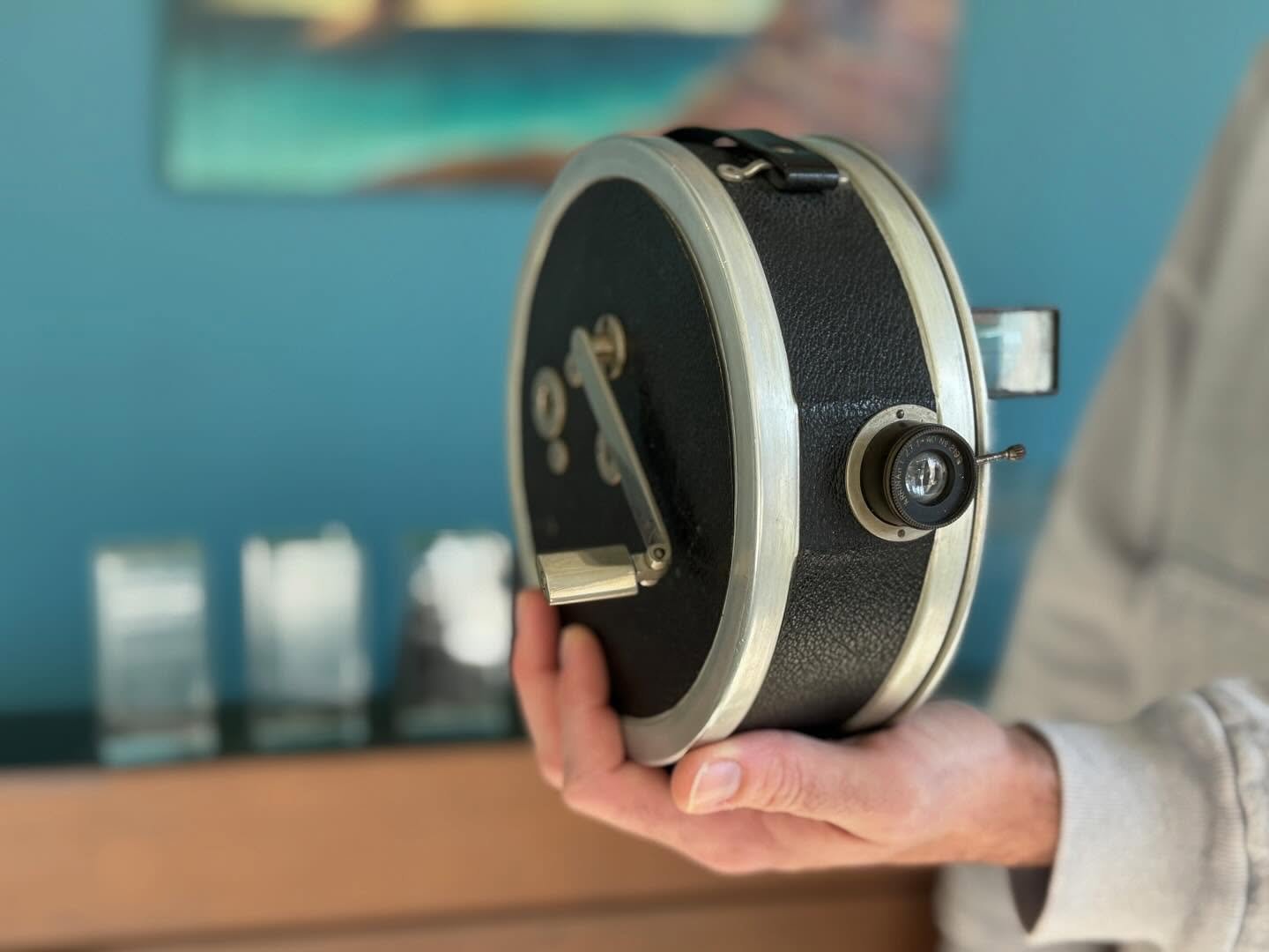 100 years ago Arri created their very first 35mm motion picture camera. Read the full story here:
https://www.kinocameras.com/apparatus/kinarri. #arri #cinematography #motionpicturecamera #motionpictures #35mm