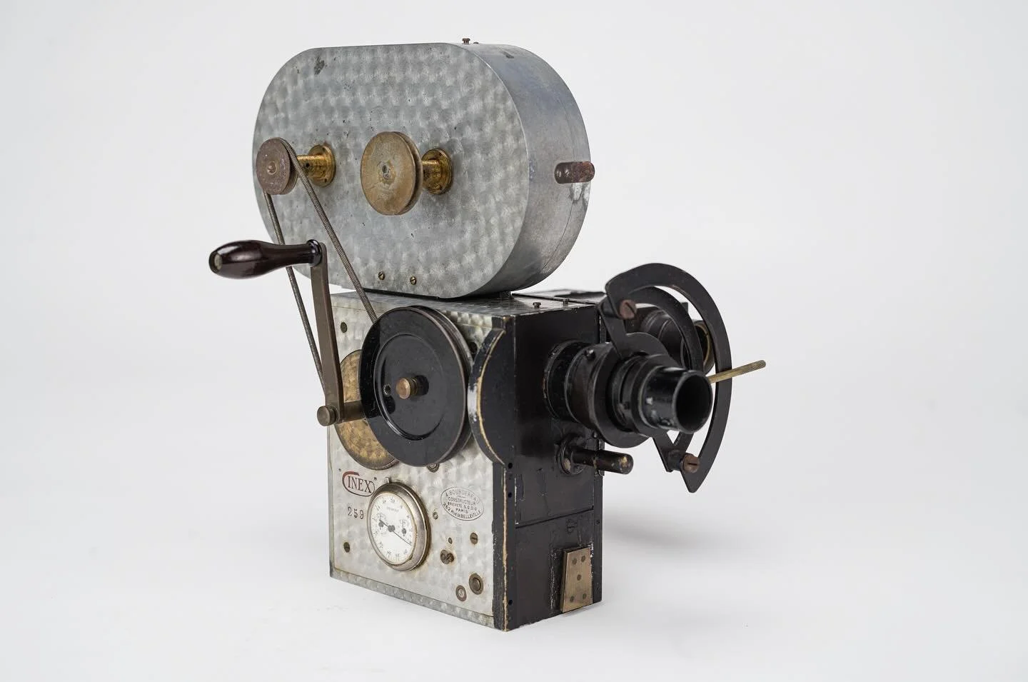 A. Bourdereau&rsquo;s Cinex 35mm Camera c.1924
&ldquo;its mobile platform is a small mechanical masterpiece...the Cinex is a light instrument, but of high precision, robust and established by a first-rate mechanic.&rdquo; #newblogpost #linkinbio