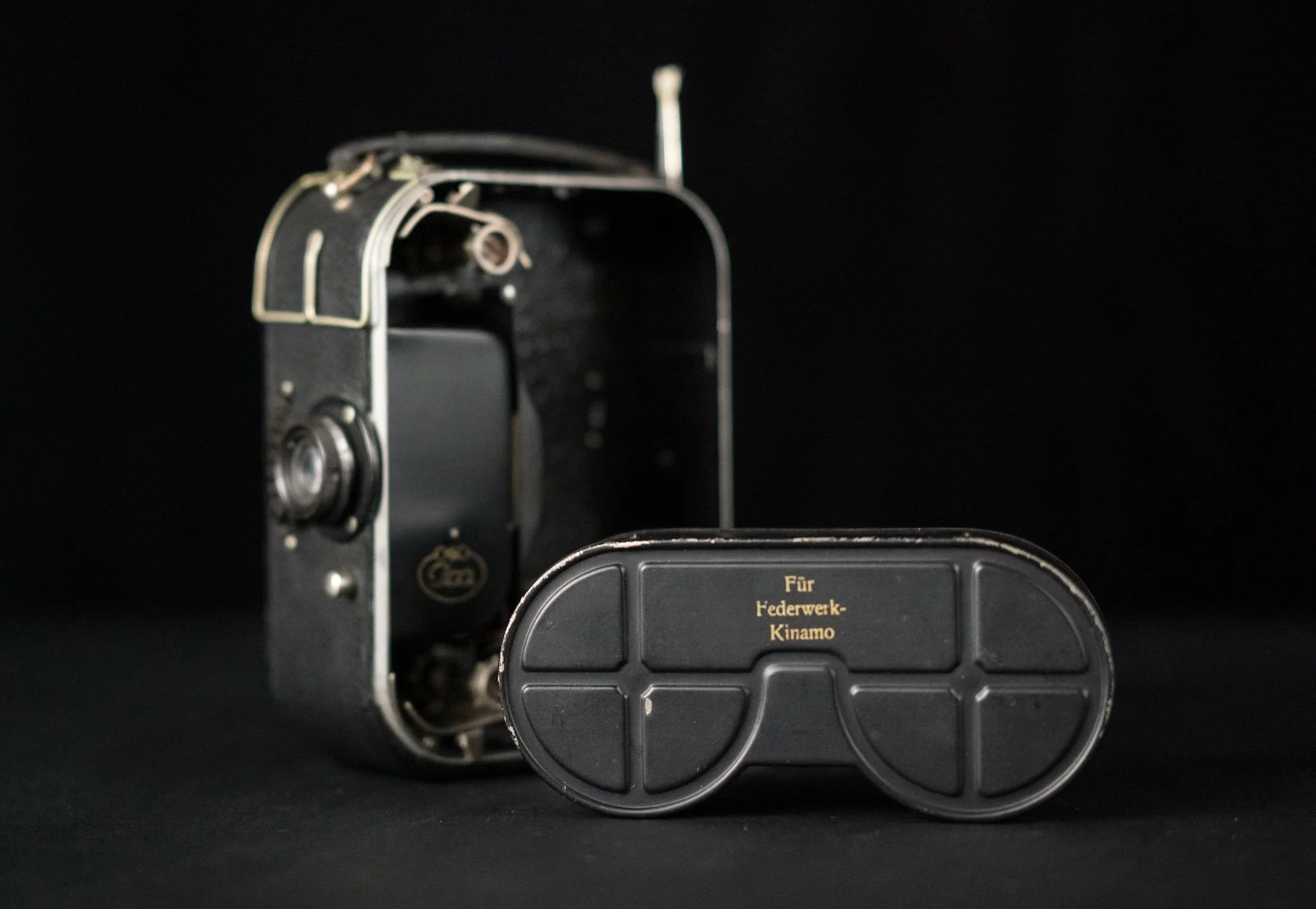 Kinamo open with film magazine