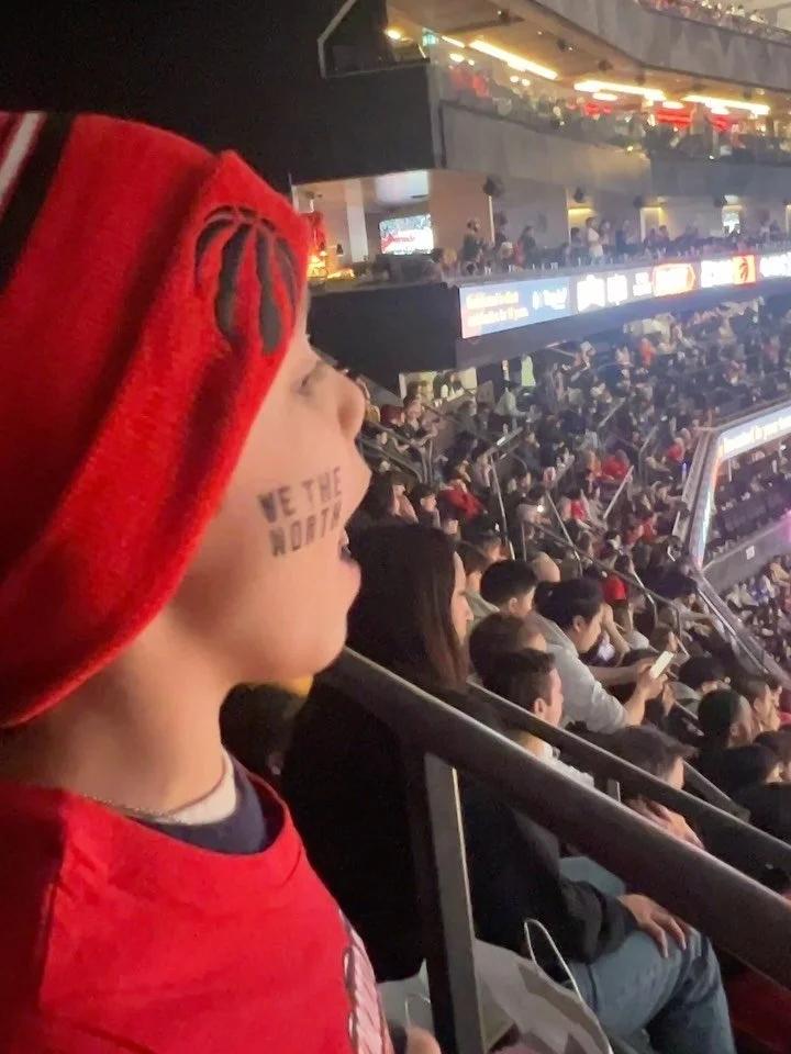 December Moments 🥰 

We cheered, we sang, we danced 🕺🏽 

Santa brought Alyas + Luna to their first ever raps game. We caught a thriller, OT win against Steph Curry and the Warriors. I actually can&rsquo;t believe they lasted till the end. I though