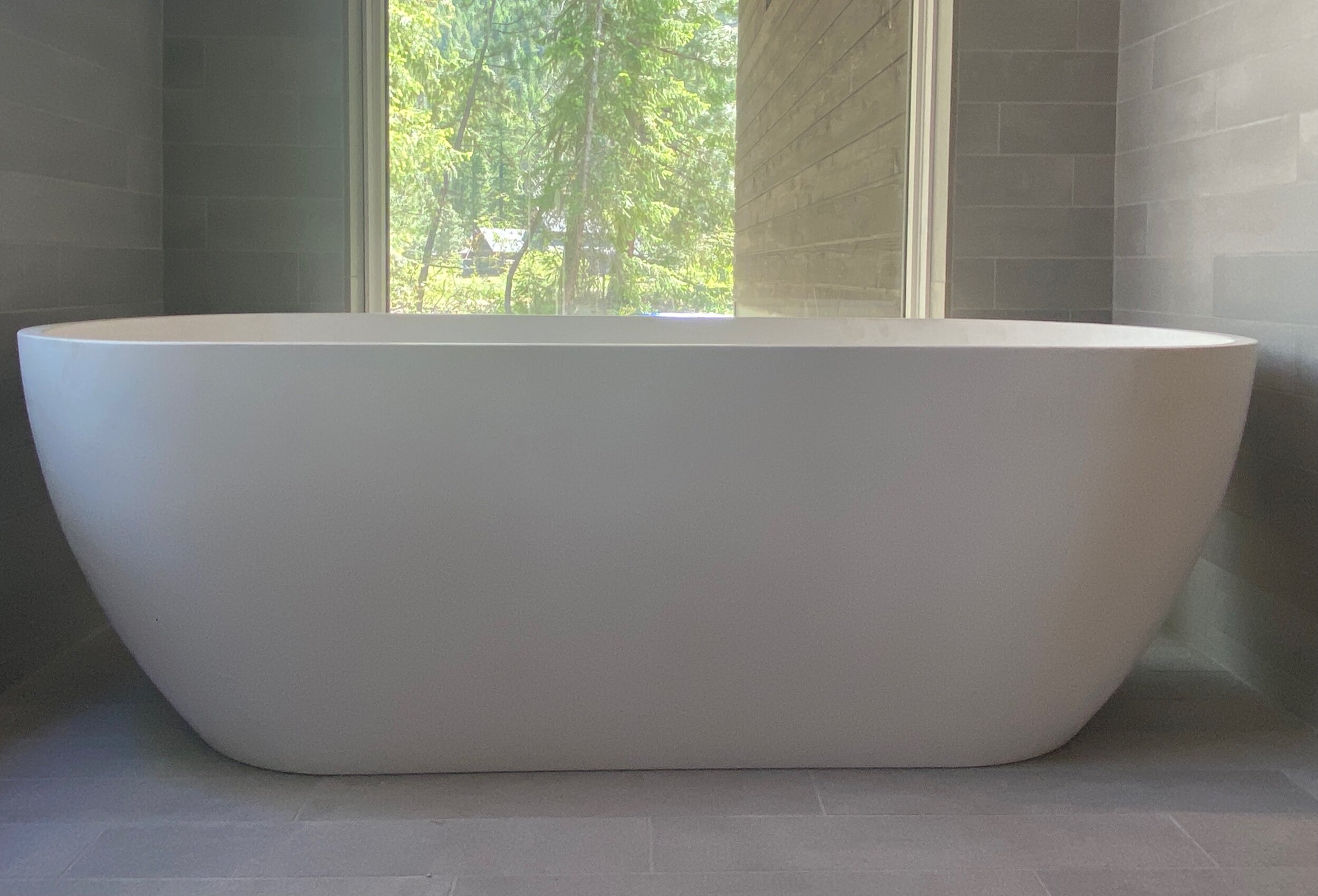 Freestanding soaking bathtub