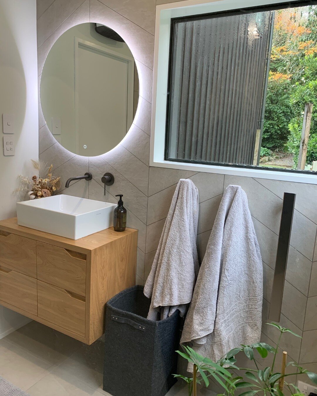 Colder temperatures are here, which means it's more important than ever to be comfortable and cosy at your place!

Swipe through these photos from our recently renovated family home in Matangi - and get a dose of inspiration for your own bathroom spa