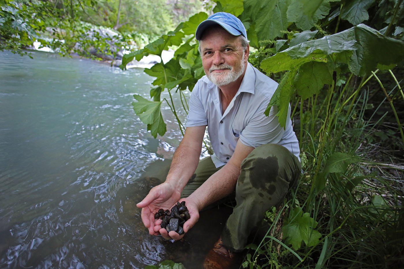  AH-DI-NA Campground, CA — Jonathan Ambrose, scientist with the National Oceanic and Atmospheric Administration, shows off gravel from the McCloud River. In 2010, NOAA began planning a pilot salmon restoration program. July 12, 2022. Tom Levy/The Spi