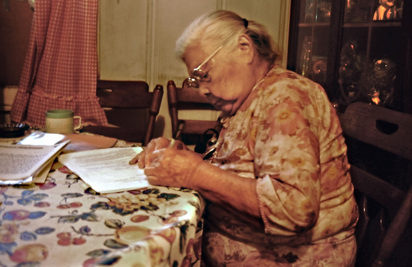  Redding, CA — Florence Jones (1908-2003), spiritual leader of the Winnemem Wintu at her kitchen table as she signs a cultural conservation easement agreement that gave the tribe permanent access to three sacred sites near the McCloud River. 1998. Ph