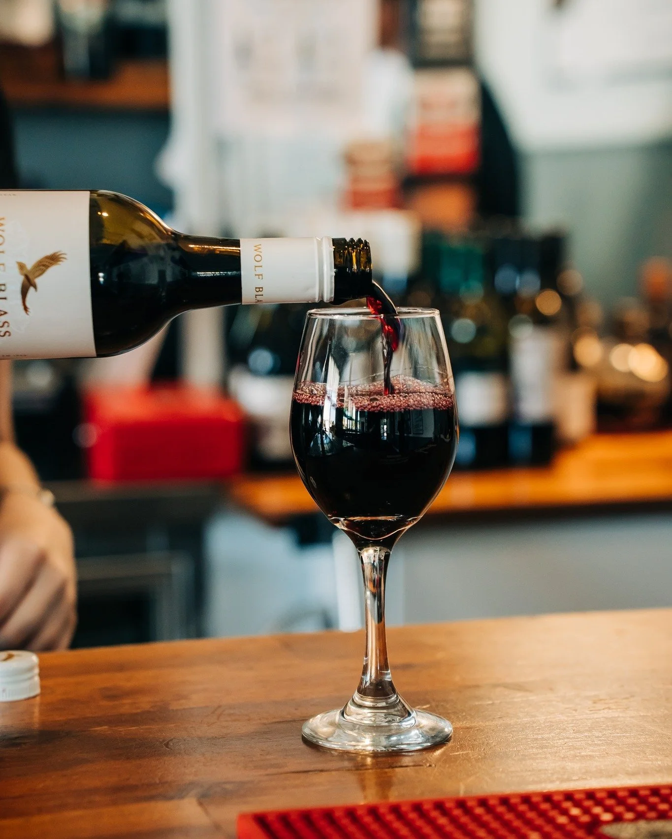 Chrissy break already underway? Why not swing by The Sunnyside Tavern for a relaxed lunch and ice-cold drinks! 🍻