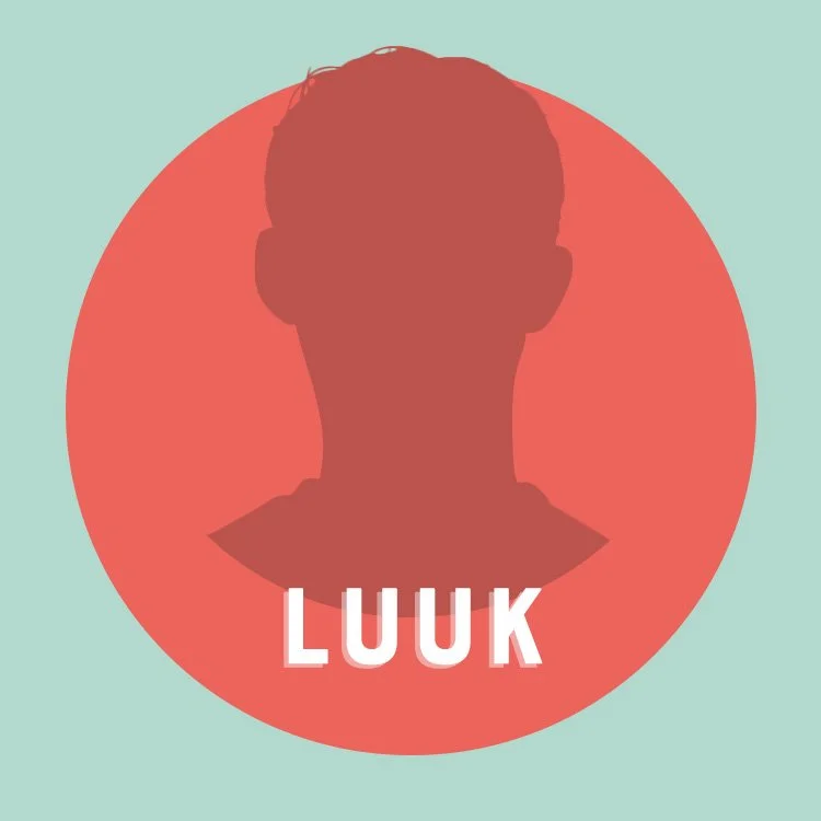 Silhouet van een kind met de naam 'LUUK' onderaan, tegen een rode cirkel en een lichtblauwe achtergrond.