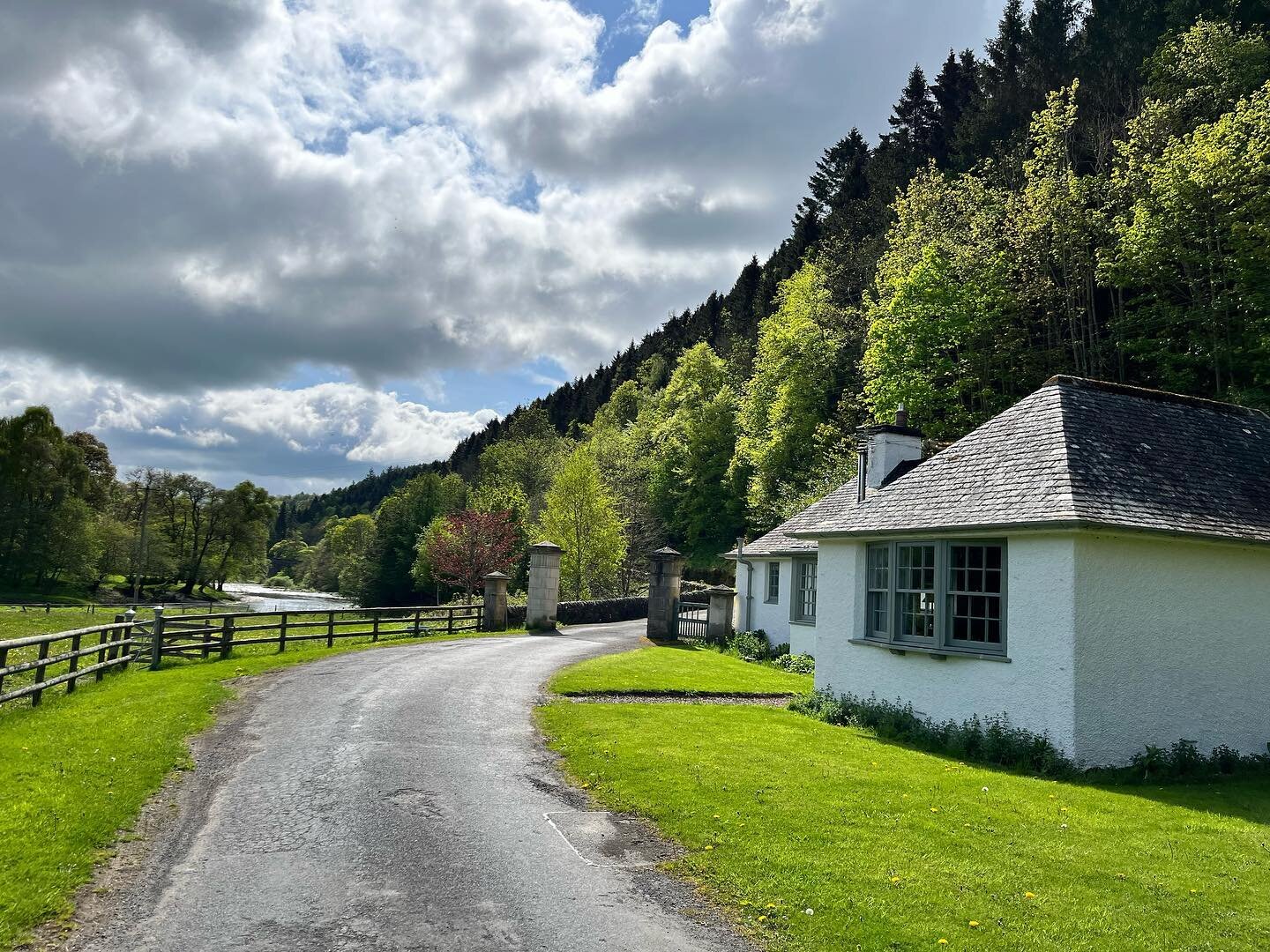 The Lodge - with an outlook across a field of buttercups to the River Tweed and a stream running under the cottage, The Lodge makes a charming retreat for anyone wanting to escape the hustle and bustle 
.
.
.
#thelodge #theyairscotland #ruralescape #