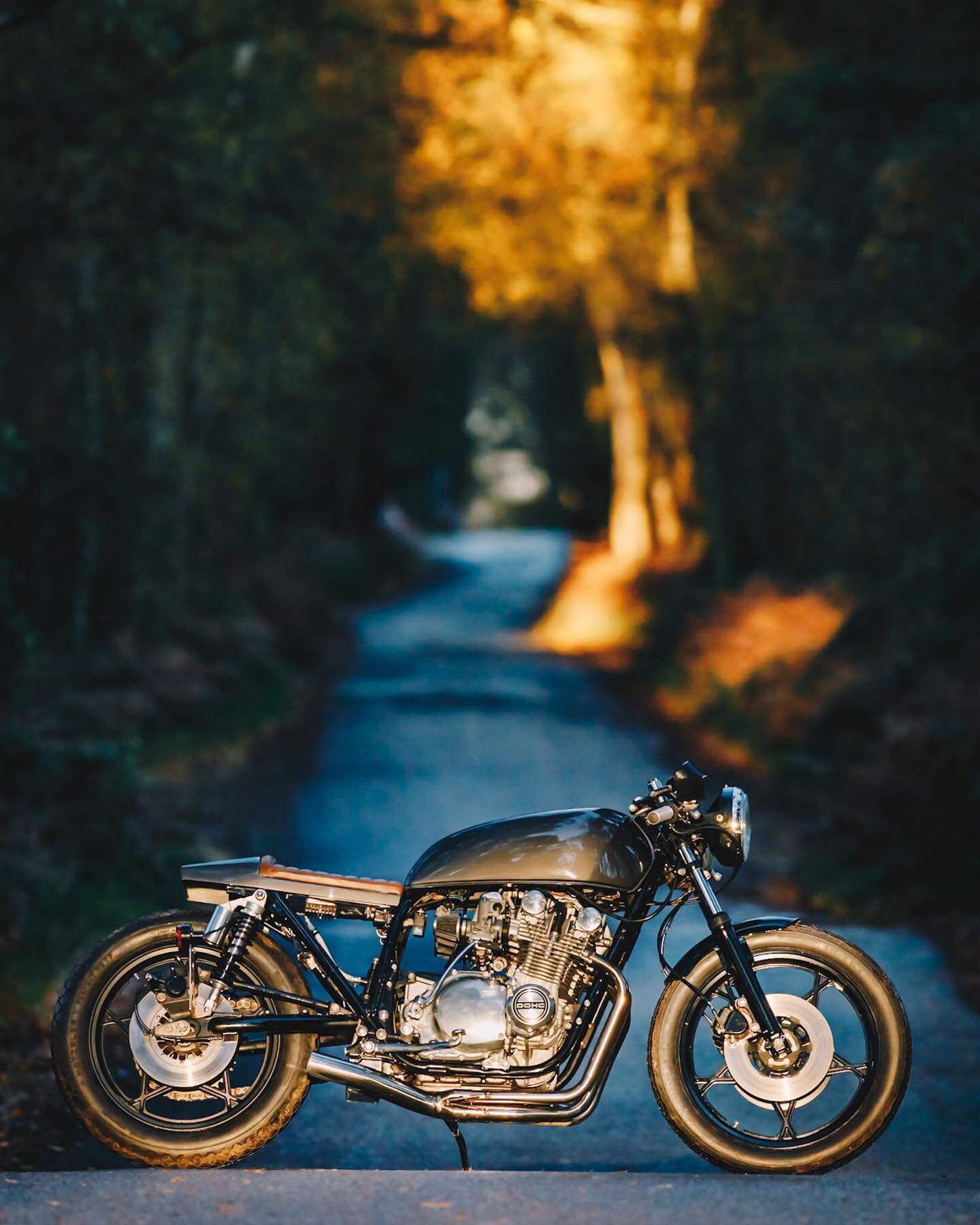 Swipe&gt;&gt;&gt;&gt;&gt;&gt;&gt;&gt;
Some more bike porn, this time a stunning Custom 1978 Suzuki GS750 by @petemann50. Check the link in my bio to see more photos 🤙😎
.
.
.
.
.
.
.
.
. 
#twinshock #custommotorcycle #classicmotorcycle #bikeexif #ca