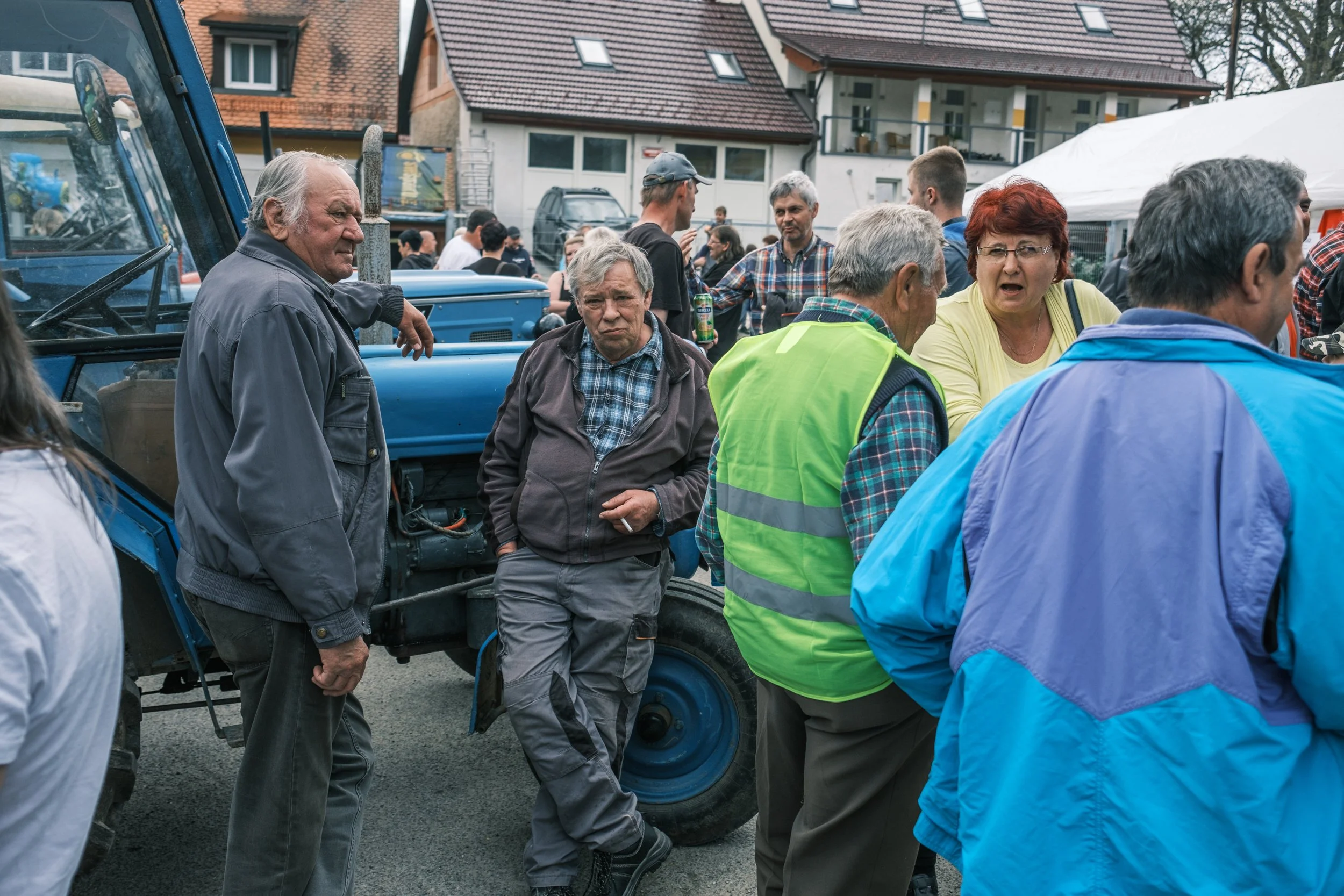 04-old-men-by-blue-zetor.jpg