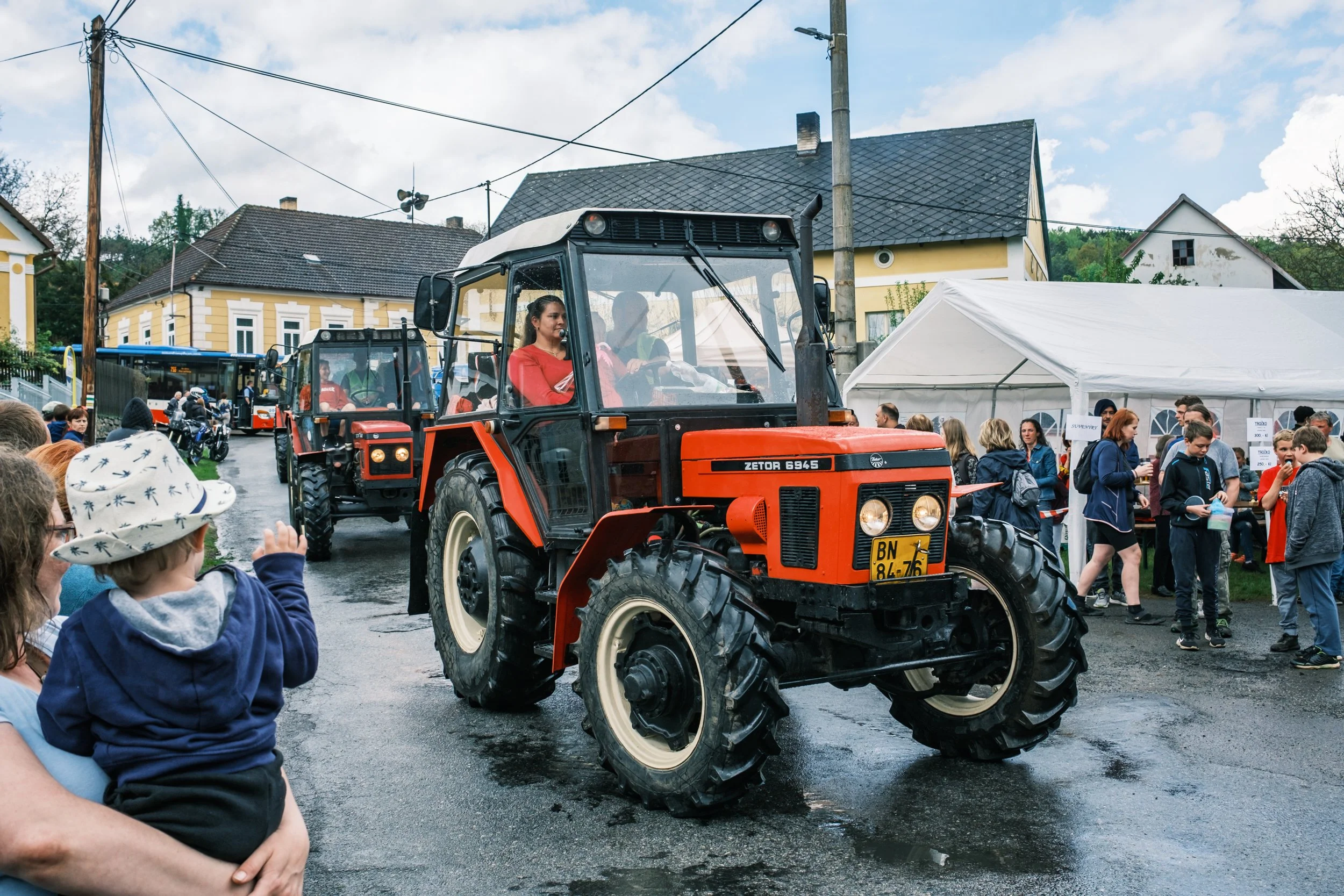 15-tractor-parade-child-waving.jpg