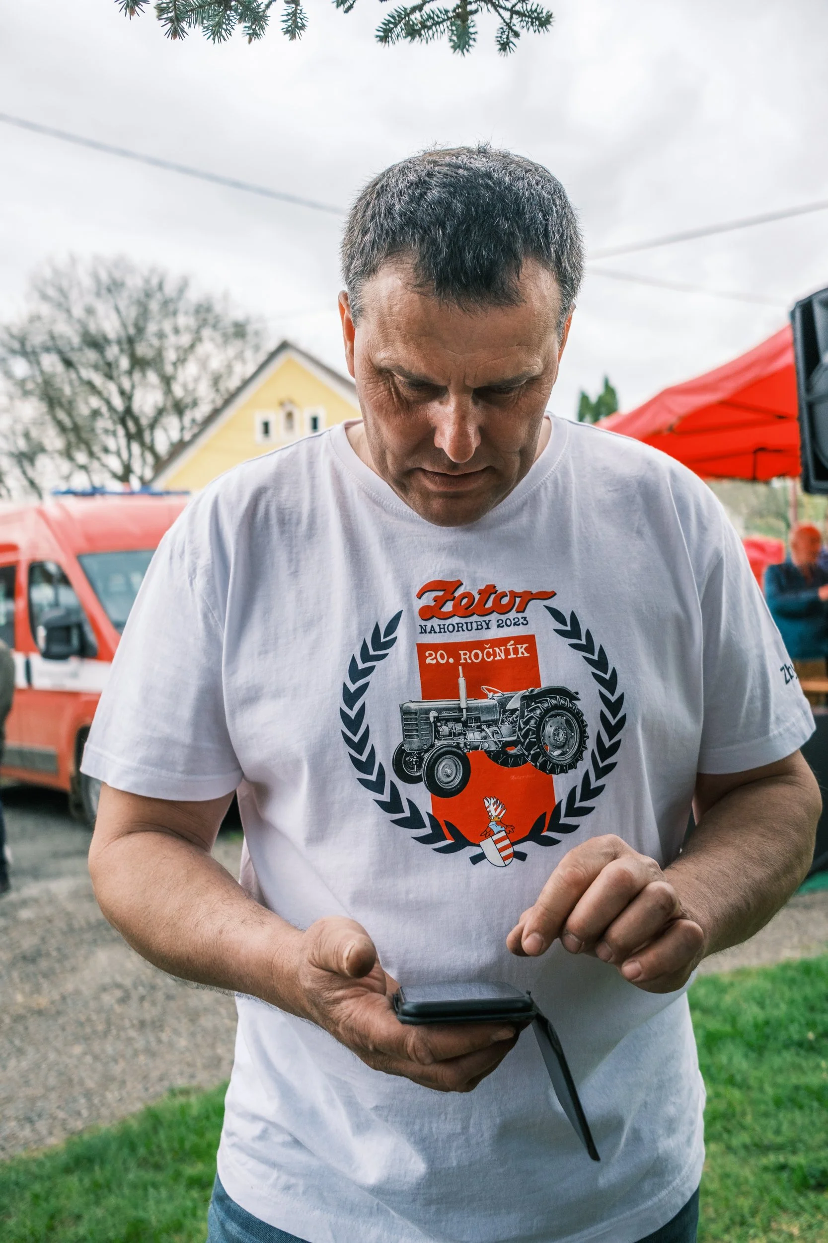 02-man-with-phone-zetor-tshirt.jpg
