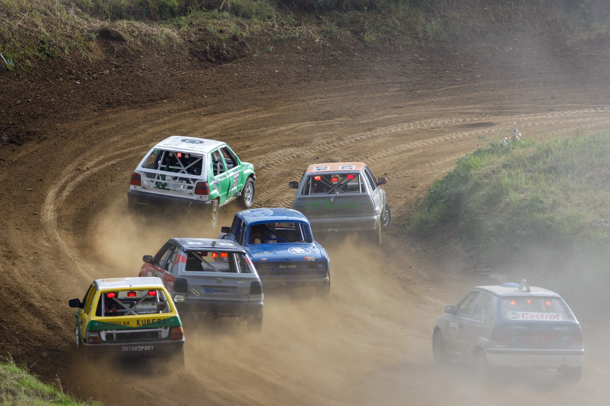 16-rally-cars-bunched-in-the-dust.jpg