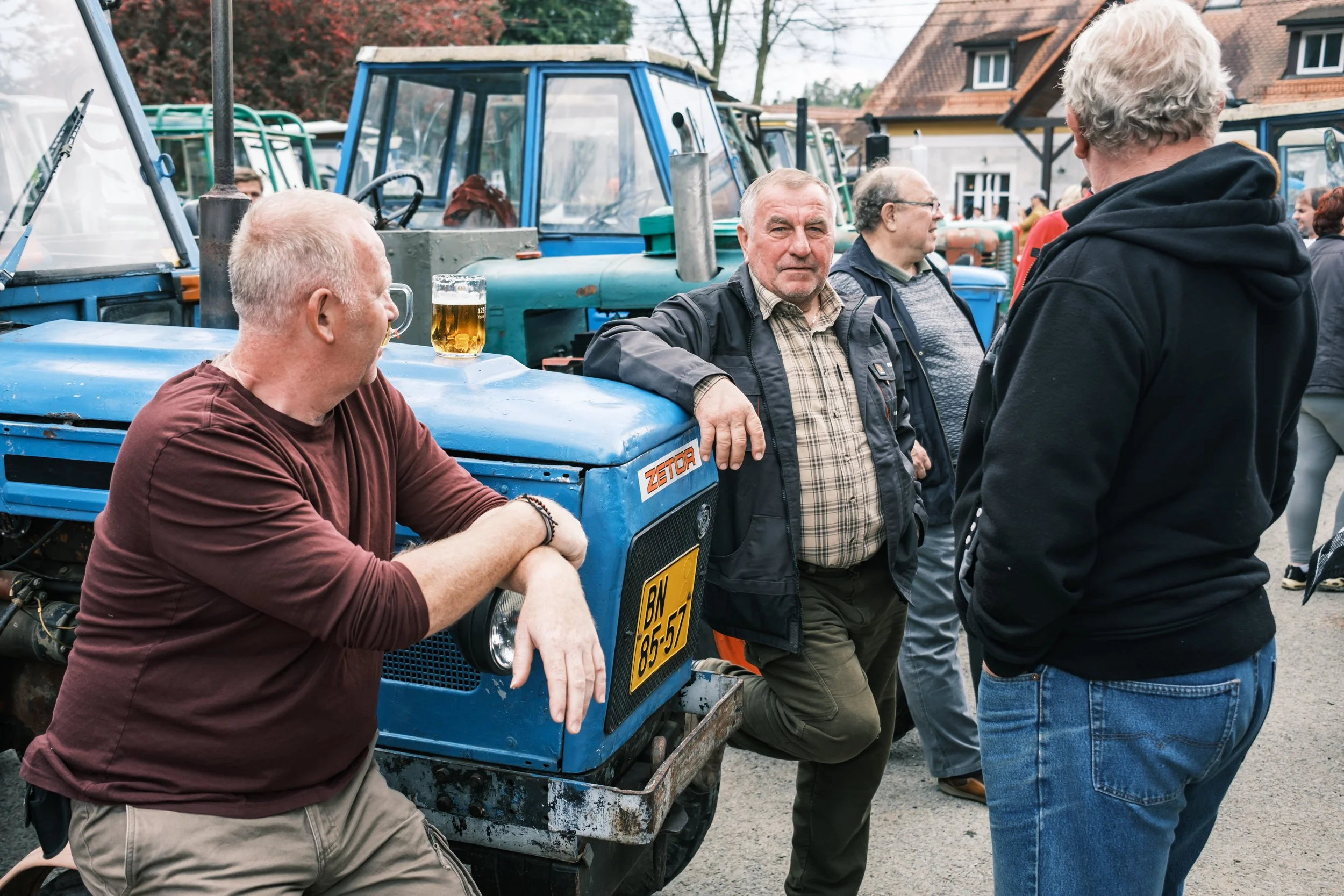 26-two-men-and-a-beer-on-the-bonnet.jpg