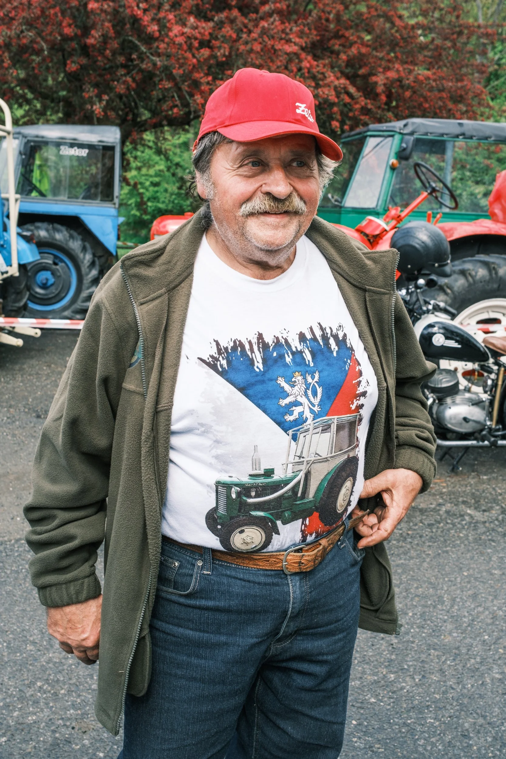 30-smiling-man-czech-flag-tshirt.jpg