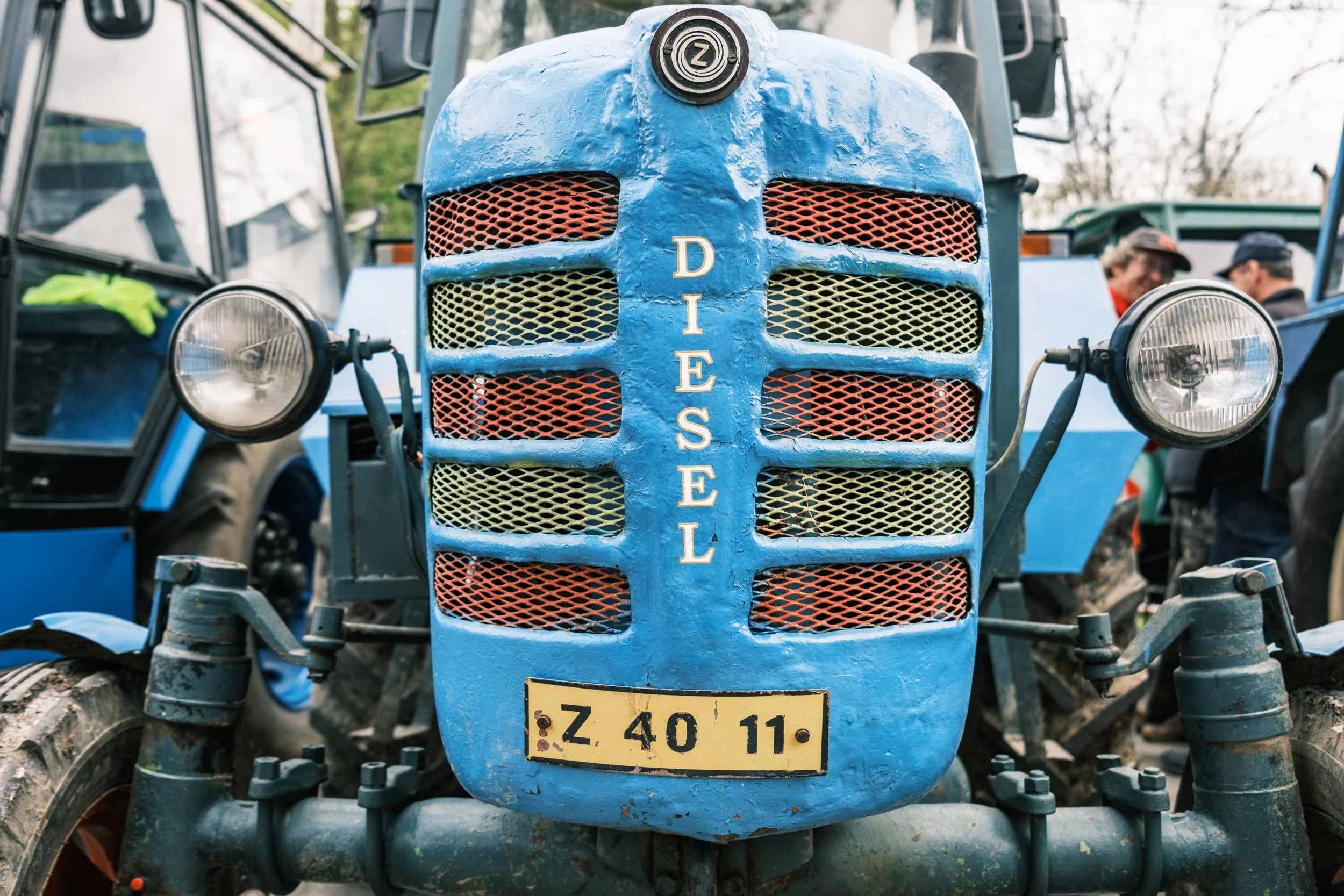 08-blue-zetor-diesel-grille.jpg