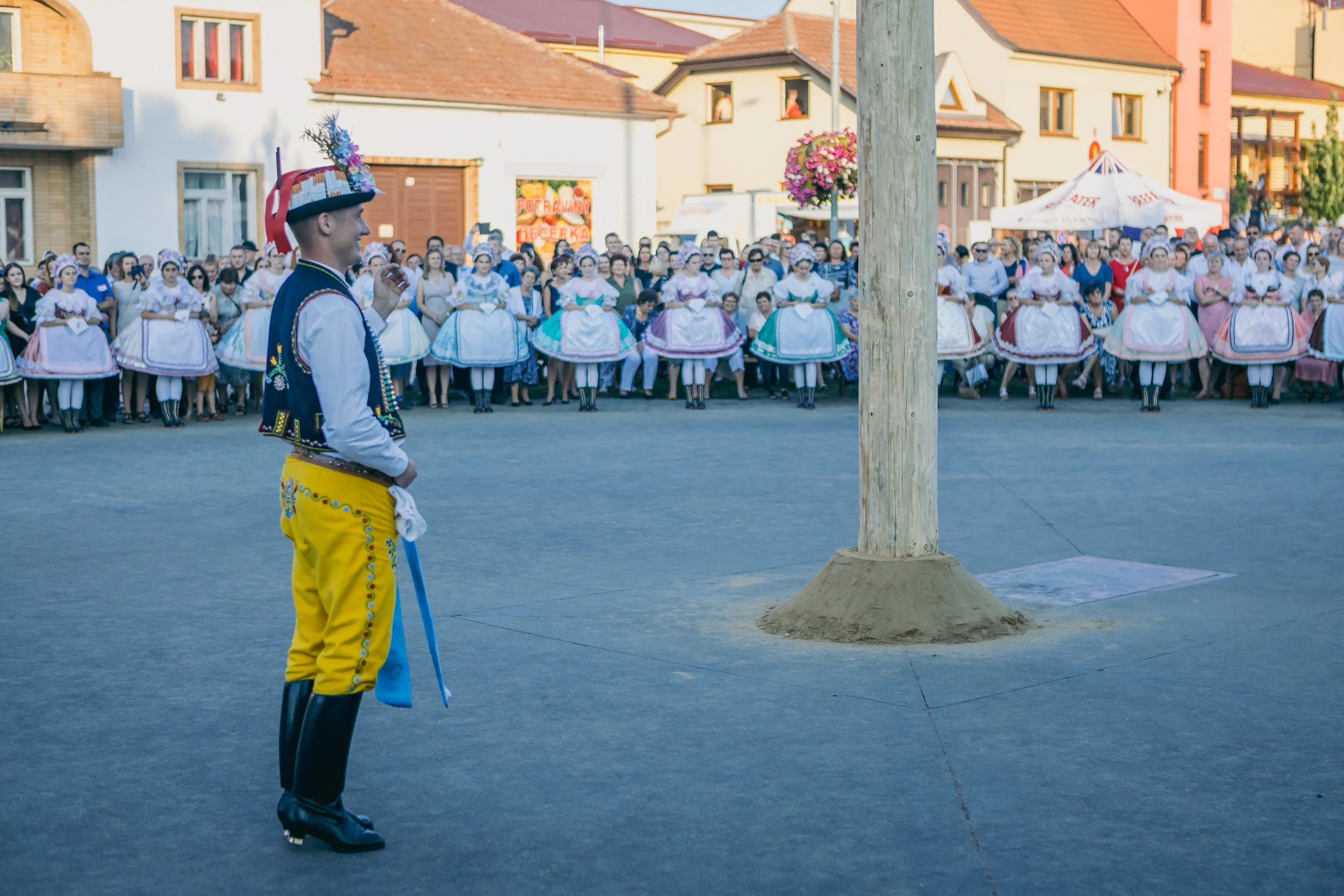 -19_hody-moraviaWaiting at the Maypole.jpg