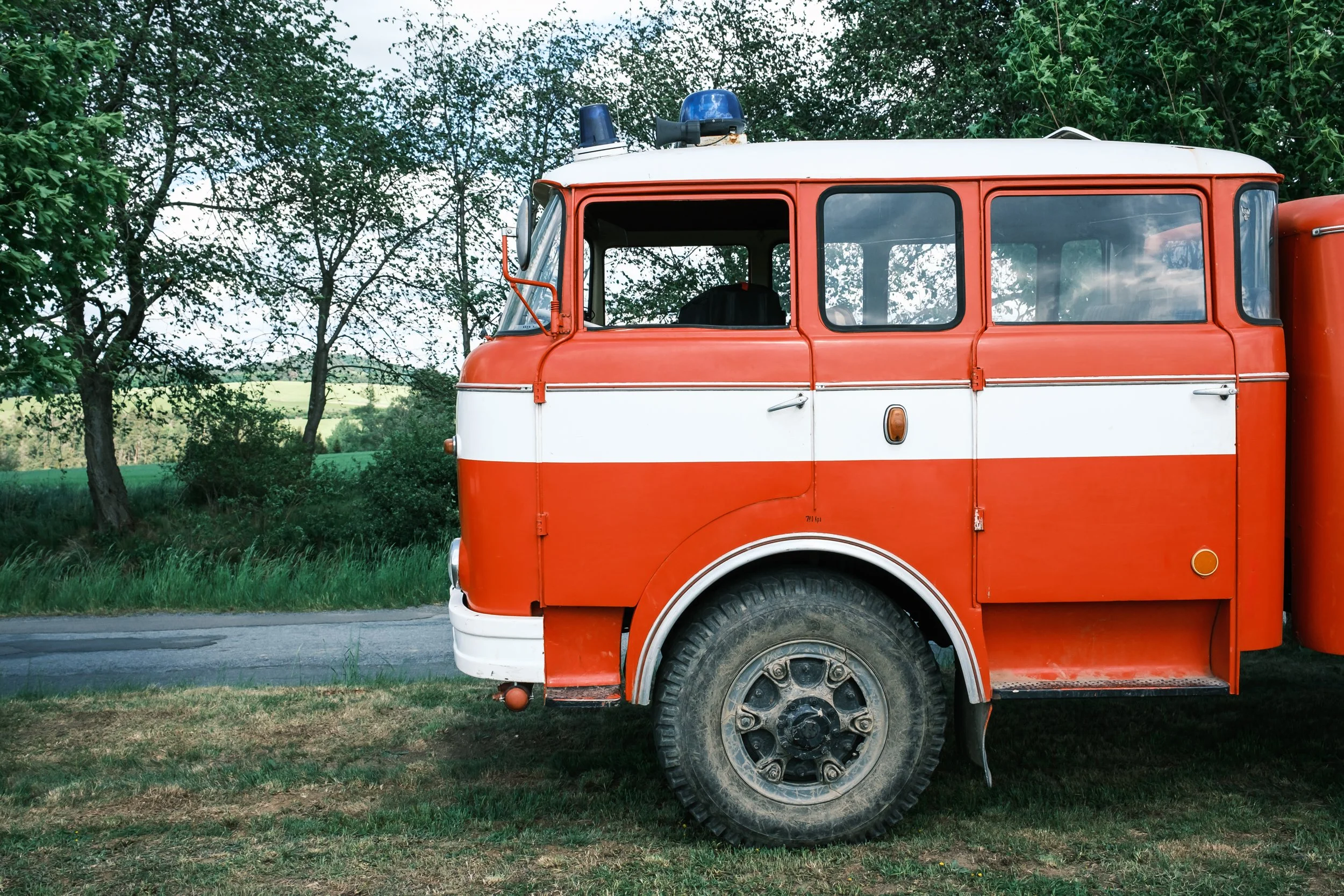 07-vintage-fire-truck-by-the-road.jpg
