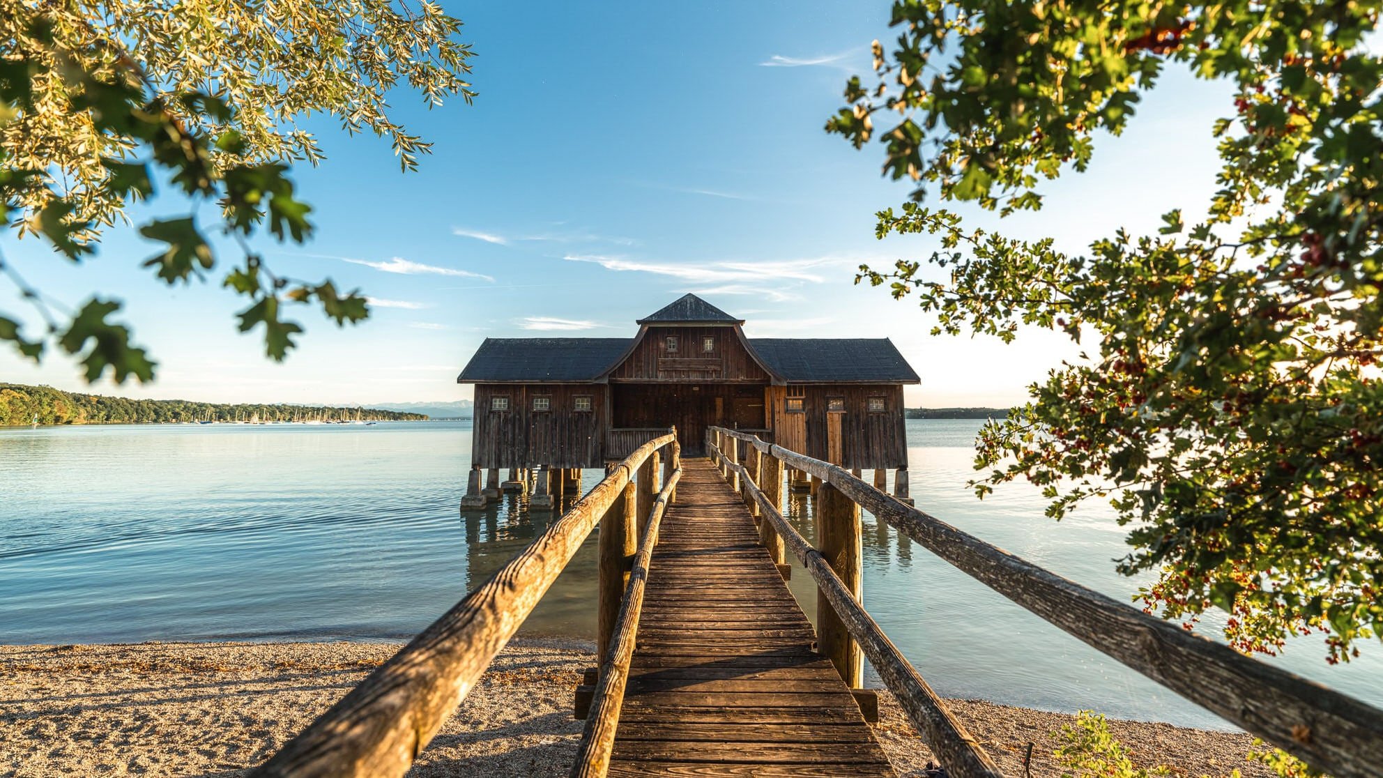 Altes Bootshaus, aufgenommen von Sturmsucht, Hochzeitsfotograf vom Ammersee, in Inning bei sommerlichen Wetter