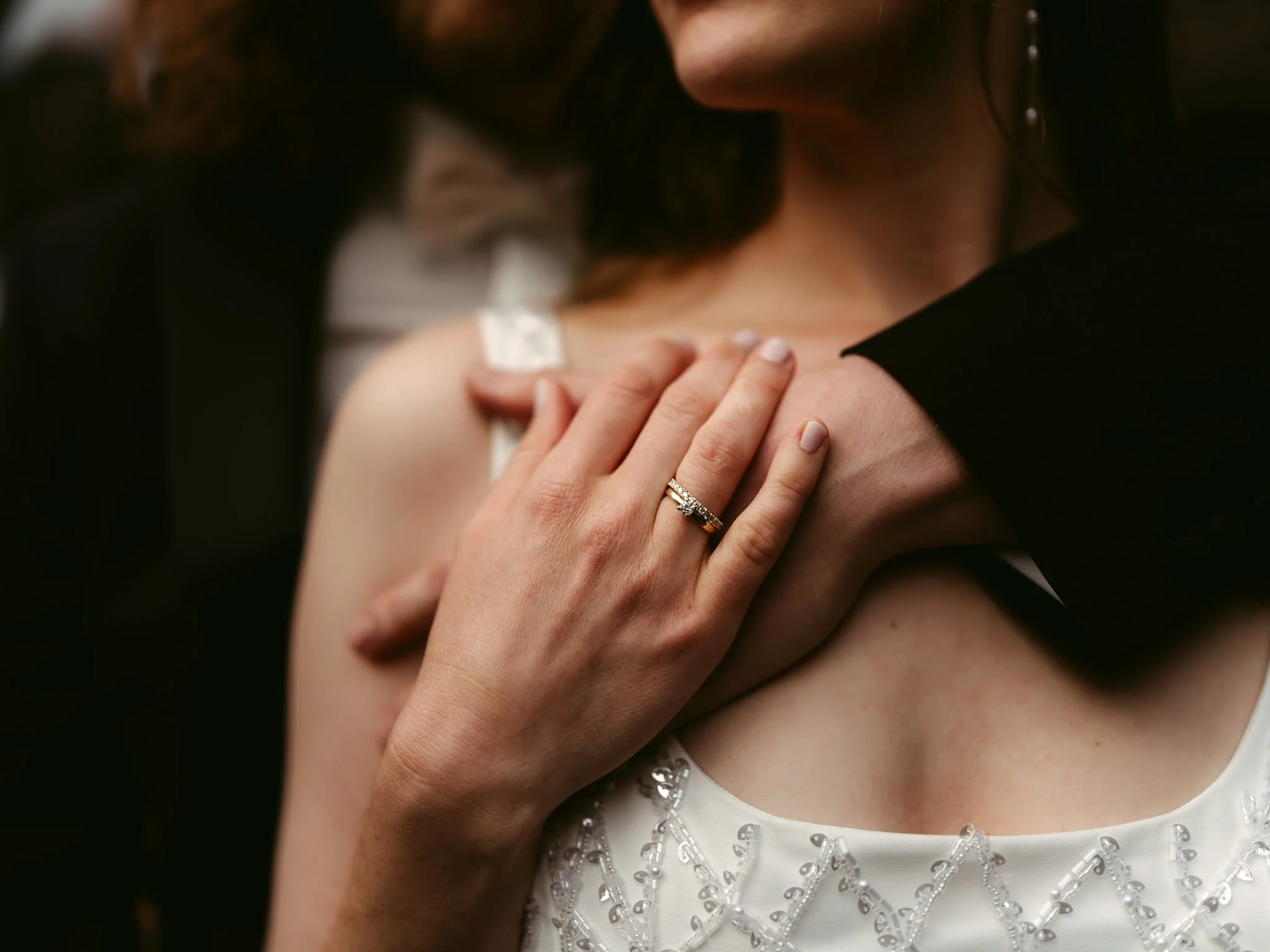 Ein Bräutigam umarmt innig seine Braut während ihrer Hochzeitsfotos mit Ammersee und Schondorfer Hochzeitsfotograf Sturmsucht