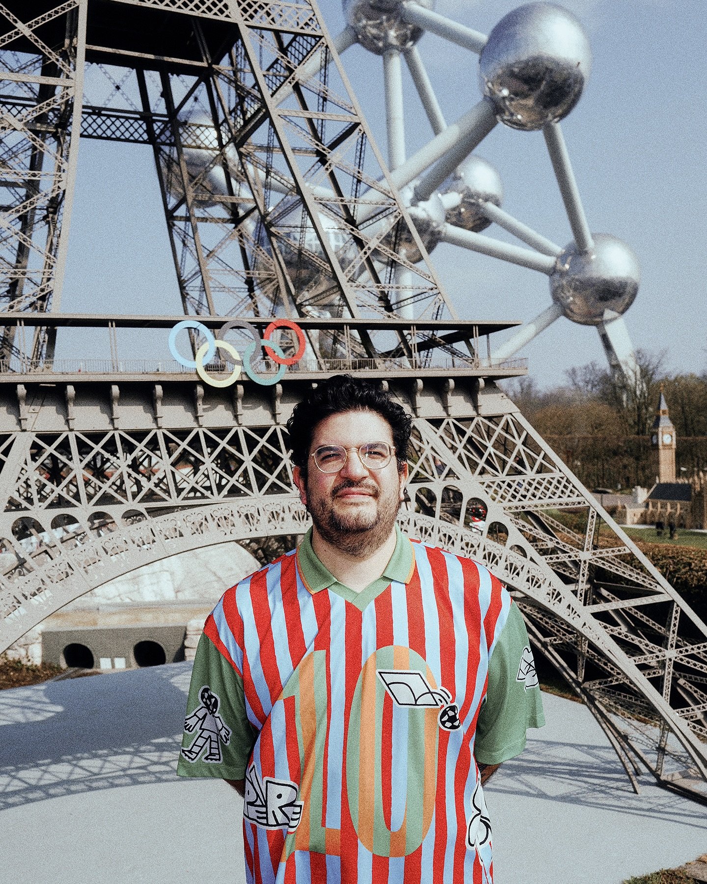 DC Salas - Escapism - Cocoon Compilation V
&nbsp;
@dcsalas, hailing from Brussels, blends his Peruvian roots with the city&rsquo;s eclectic pulse, shaping a sound that moves fluidly between house, new beat, trance, and beyond. With over 15 years in t