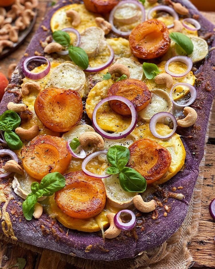 Pizza purple con quesos, albaricoque caramelizado, verduras y anacardos 