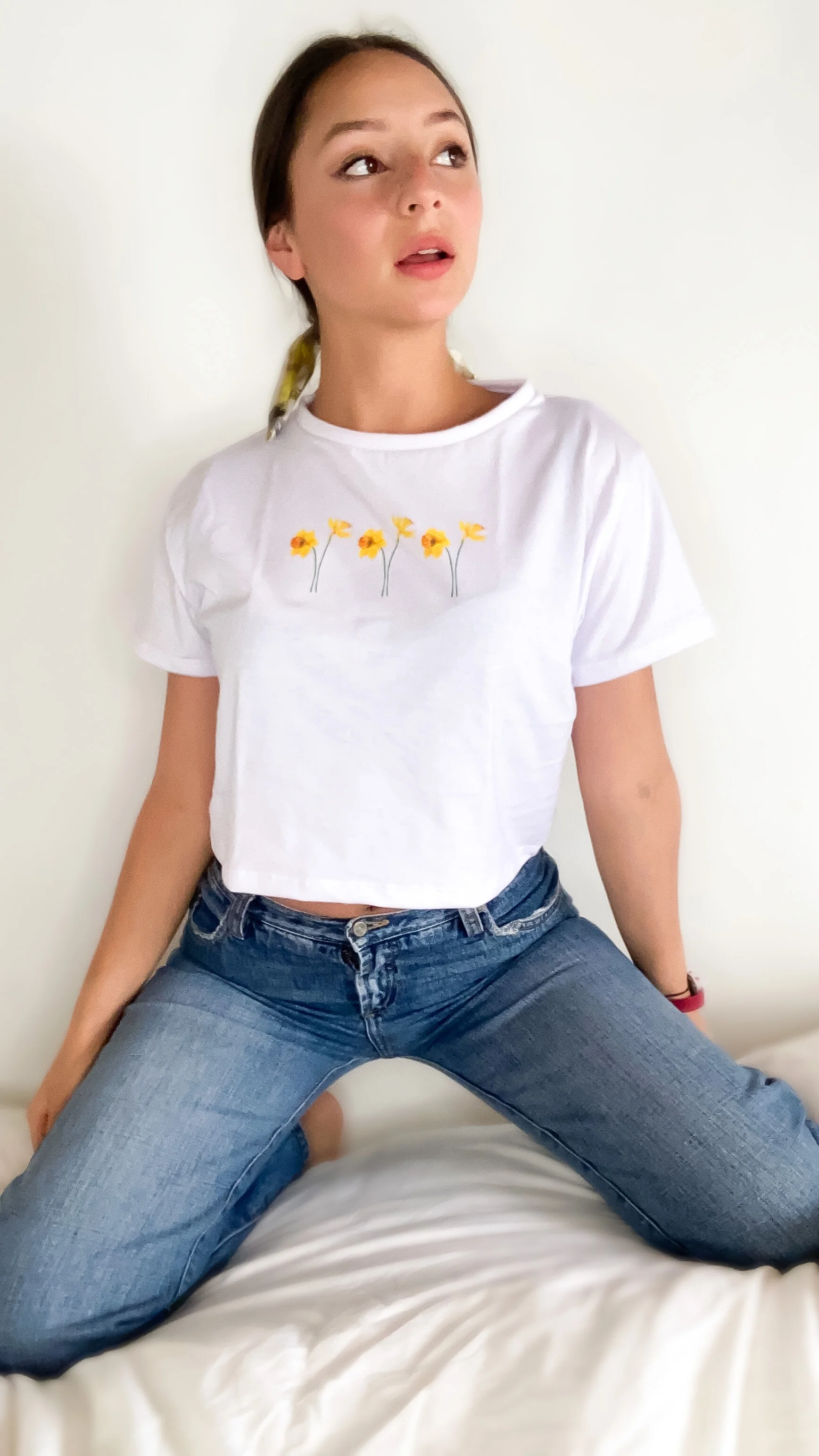 CAMISETA BLANCA BASICA FLORES AMARILLAS