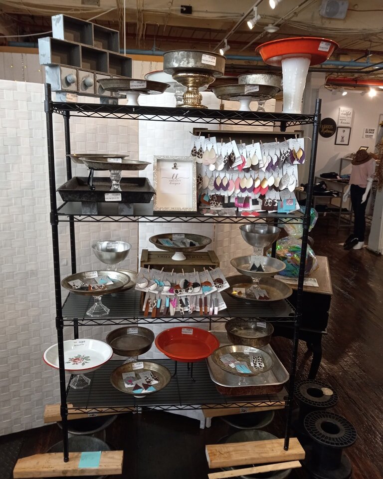 Please welcome Lisa Lou's designs to the family! 💫💞💫💞💫💞💫💞💫💞💫💞💫💞

Her stand is unique she makes vintage cake stands in many different sizes and shapes. They are made out of old pie tins and unique ceramic or glass candle bottoms. She als