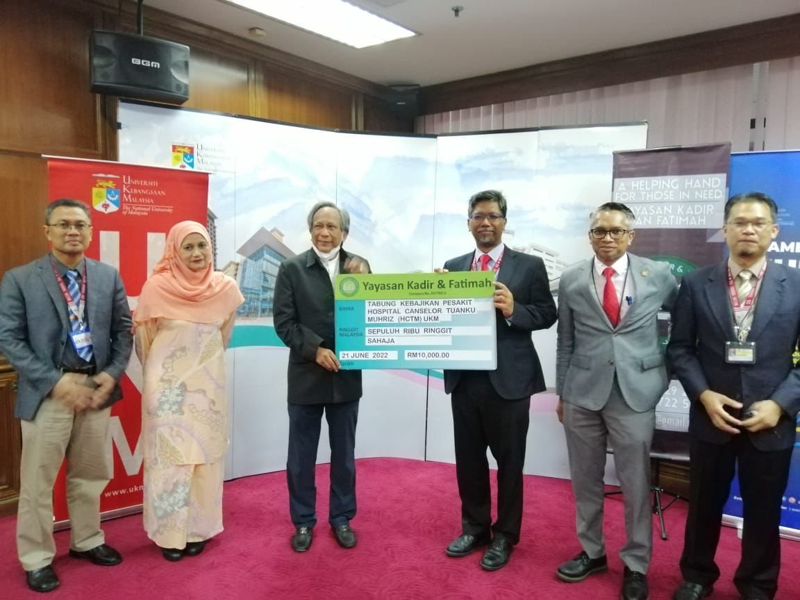 Delivery of mock cheque