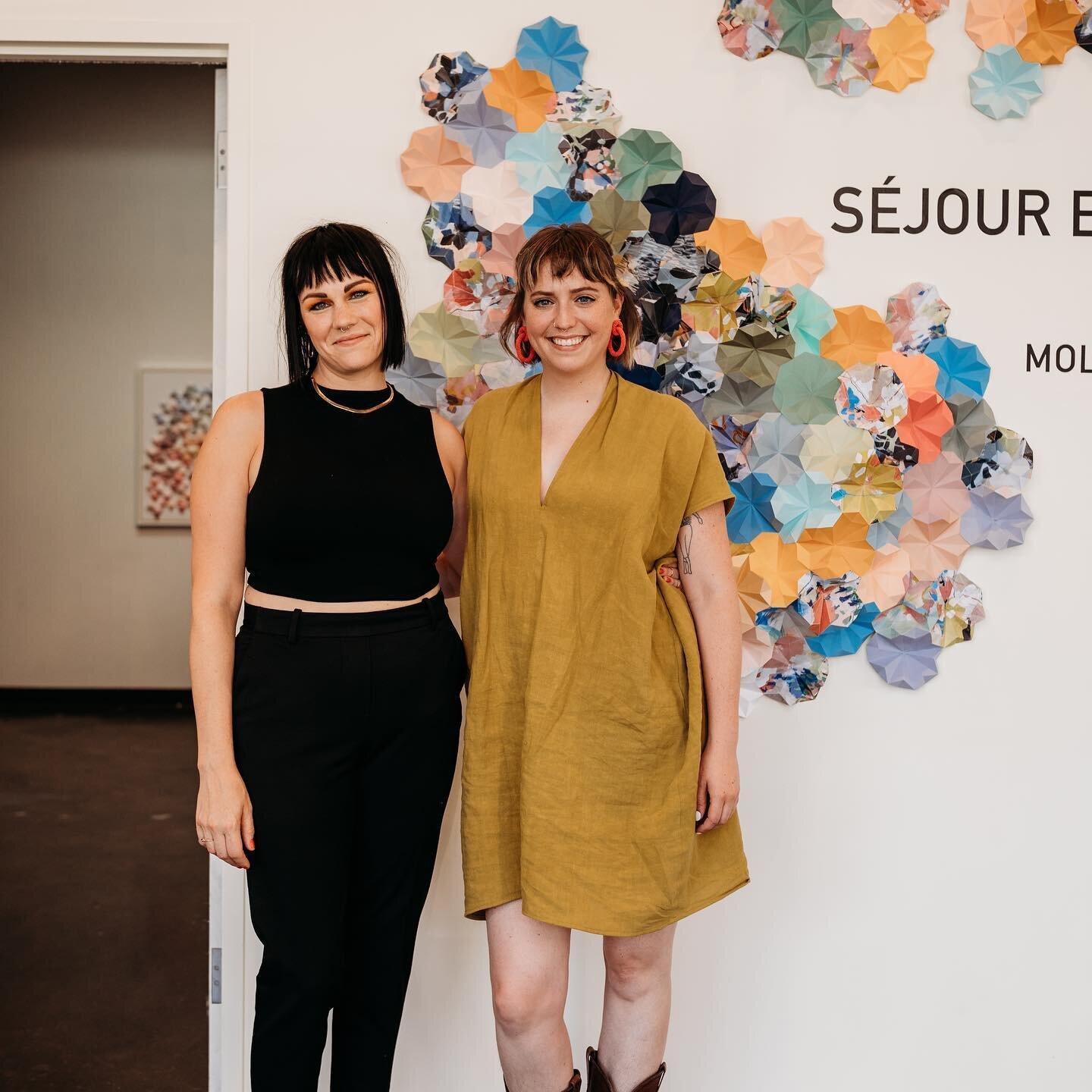 Did you know @mollyknobloch have a collab piece in S&eacute;jour en Couleur? This piece, entitled &laquo;&nbsp;Elles n&rsquo;aiment pas le violet&nbsp;&raquo; uses paper that are actually prints of some of Molly&rsquo;s paintings along with pops of c