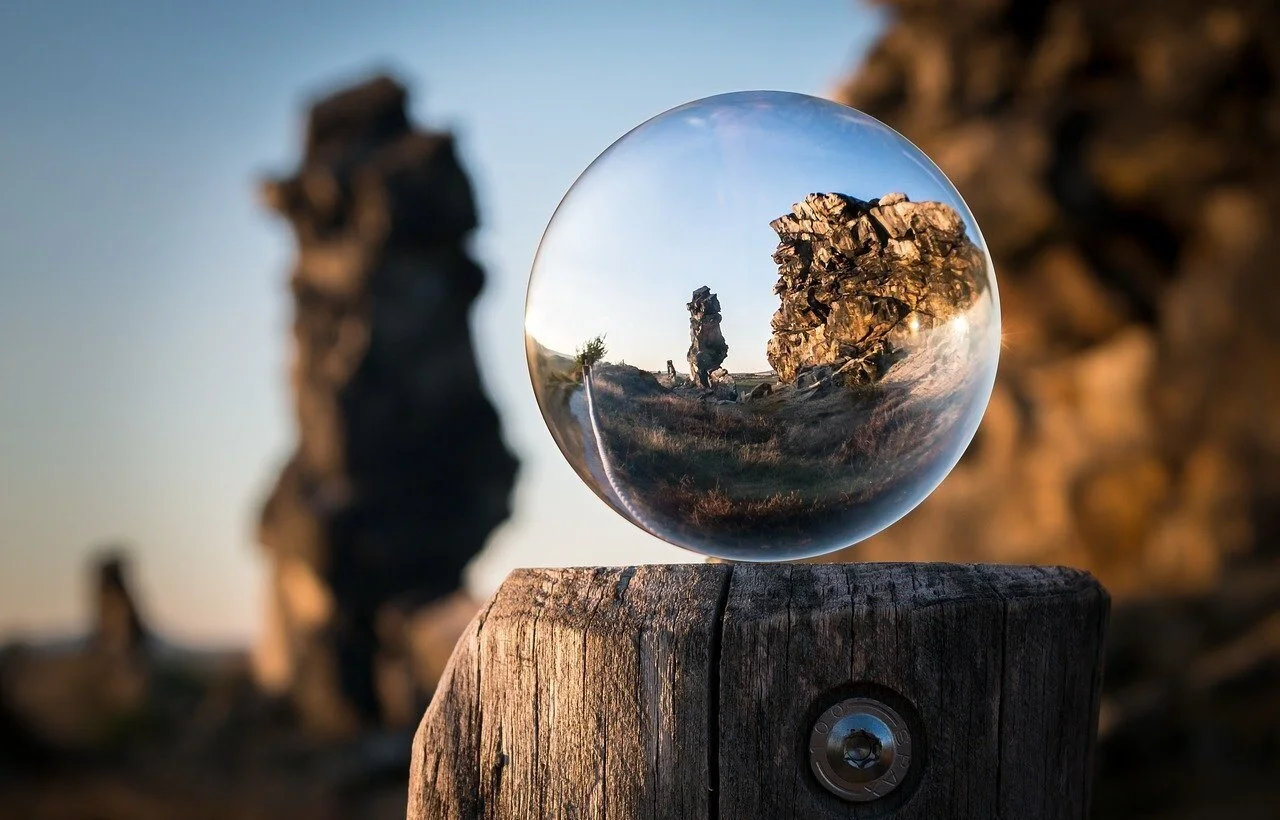 glass-ball-1746506_1280.jpg