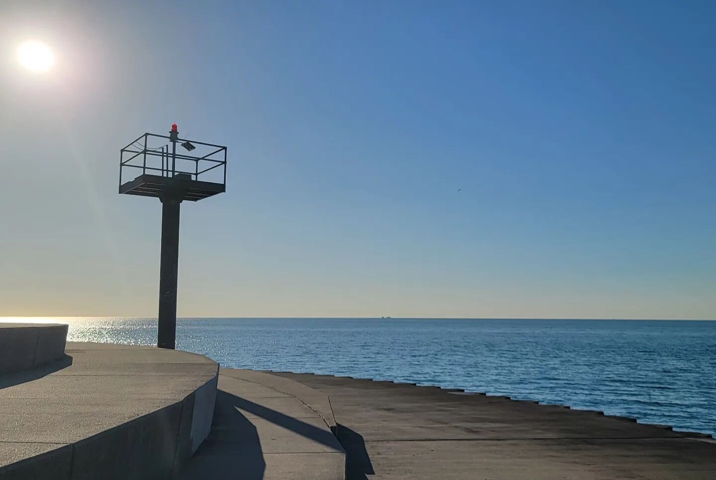 Chicago mornings in spring are stunning! 
#Chicago #morningrun #sunrise