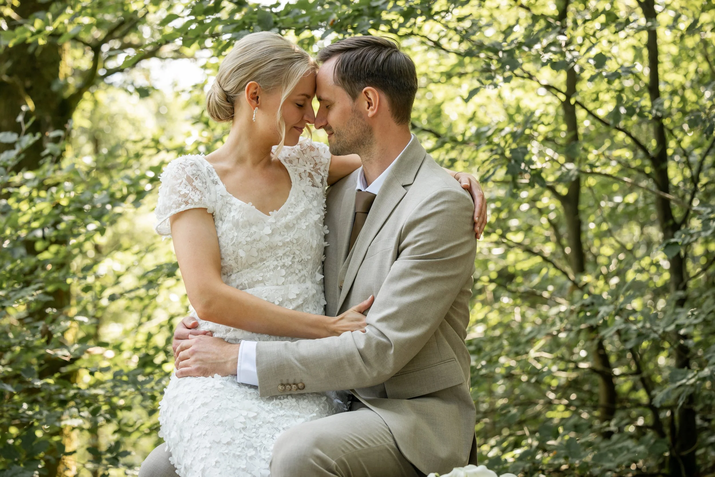 Bryllupsfotograf Silkeborg - romantisk bryllupsbillede.