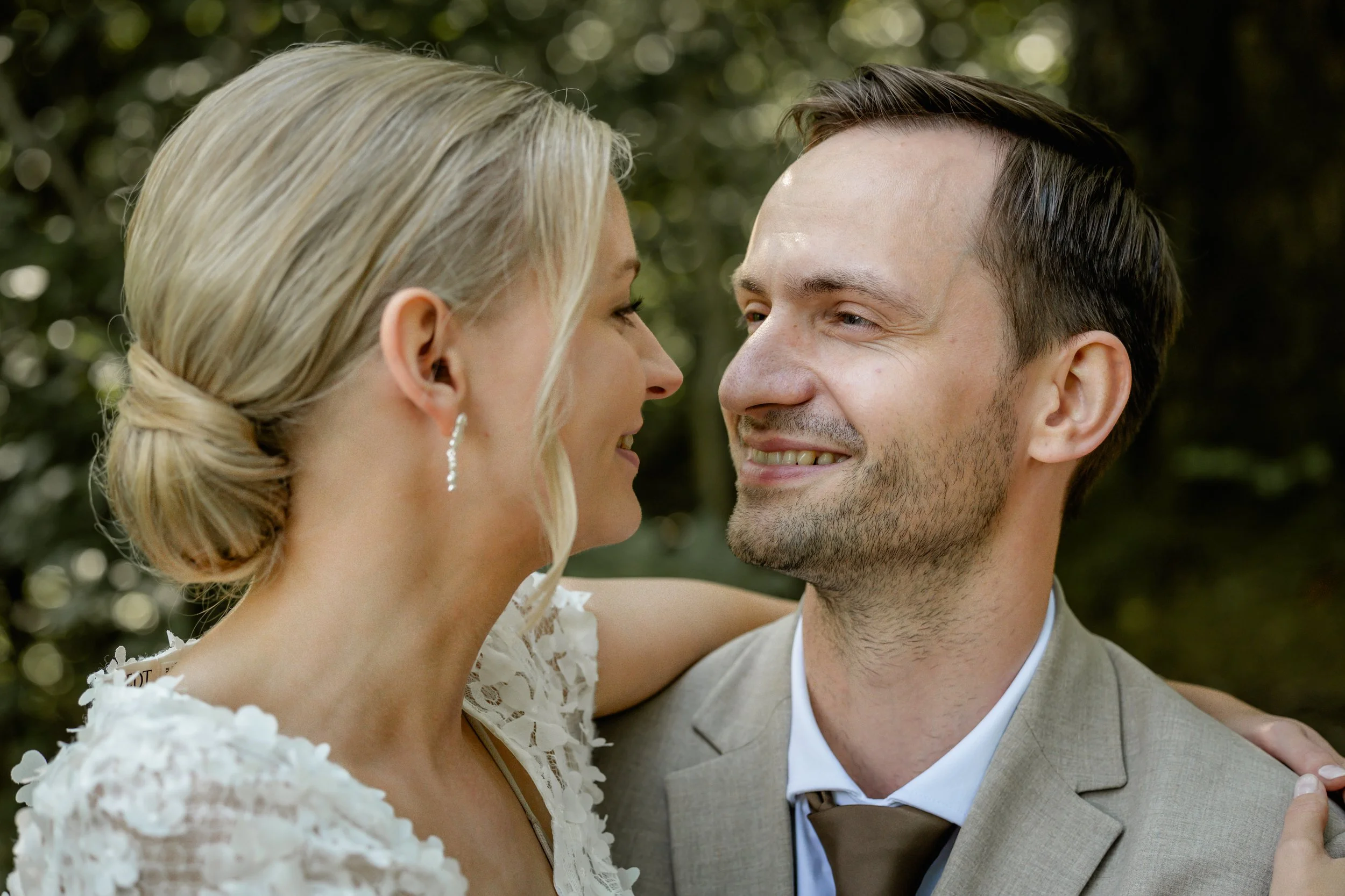 Bryllupsfotograf Silkeborg - romantisk bryllupsbillede