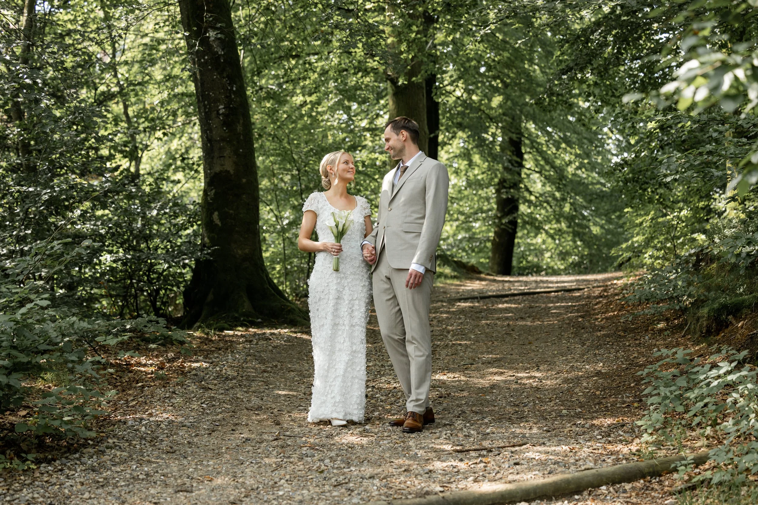 Bryllupsfotograf Silkeborg - romantisk bryllupsbillede.