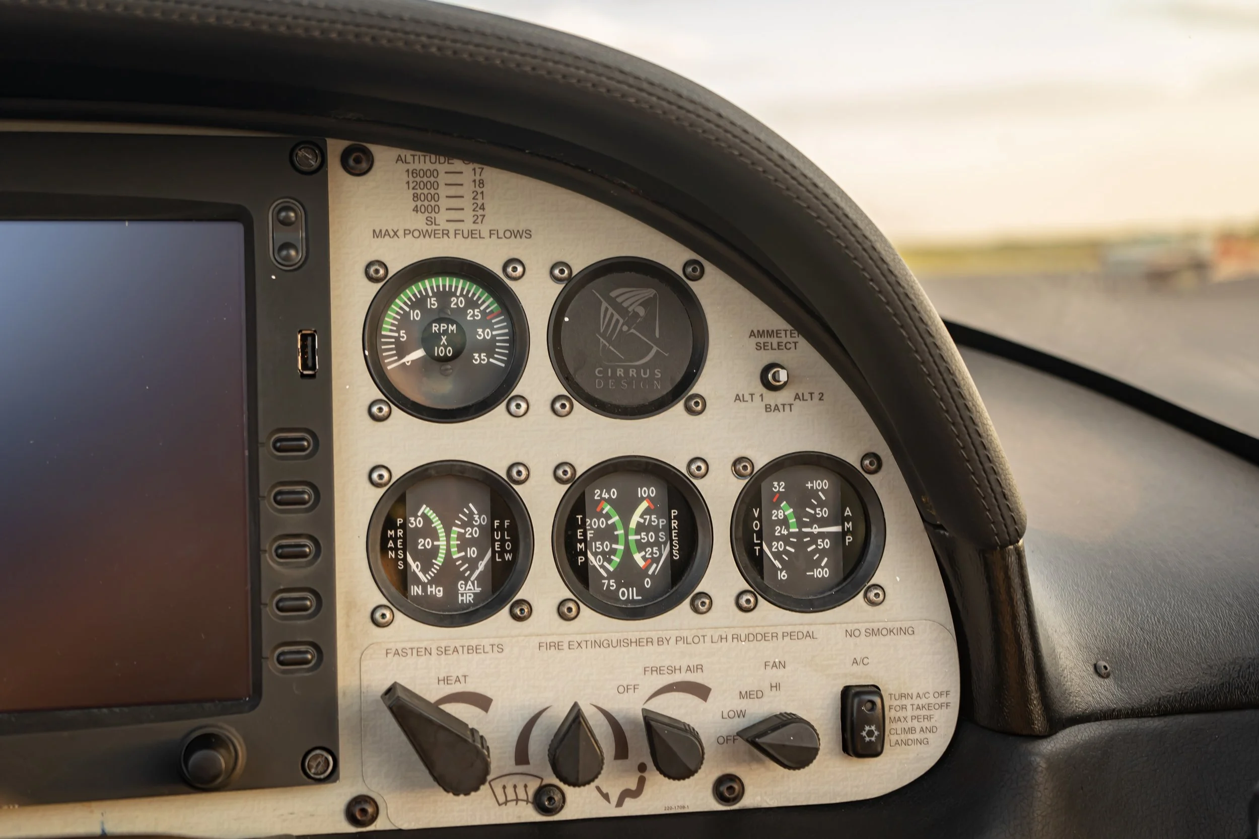 N466CD Interior-06.jpg