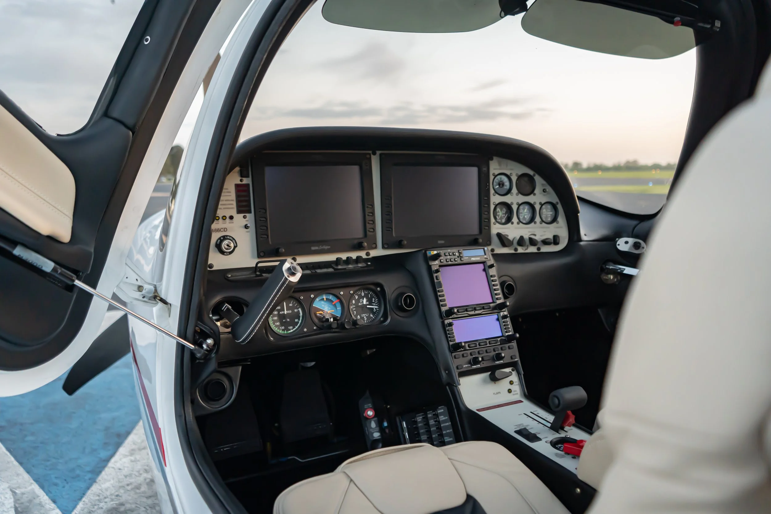 N466CD Interior-01.jpg