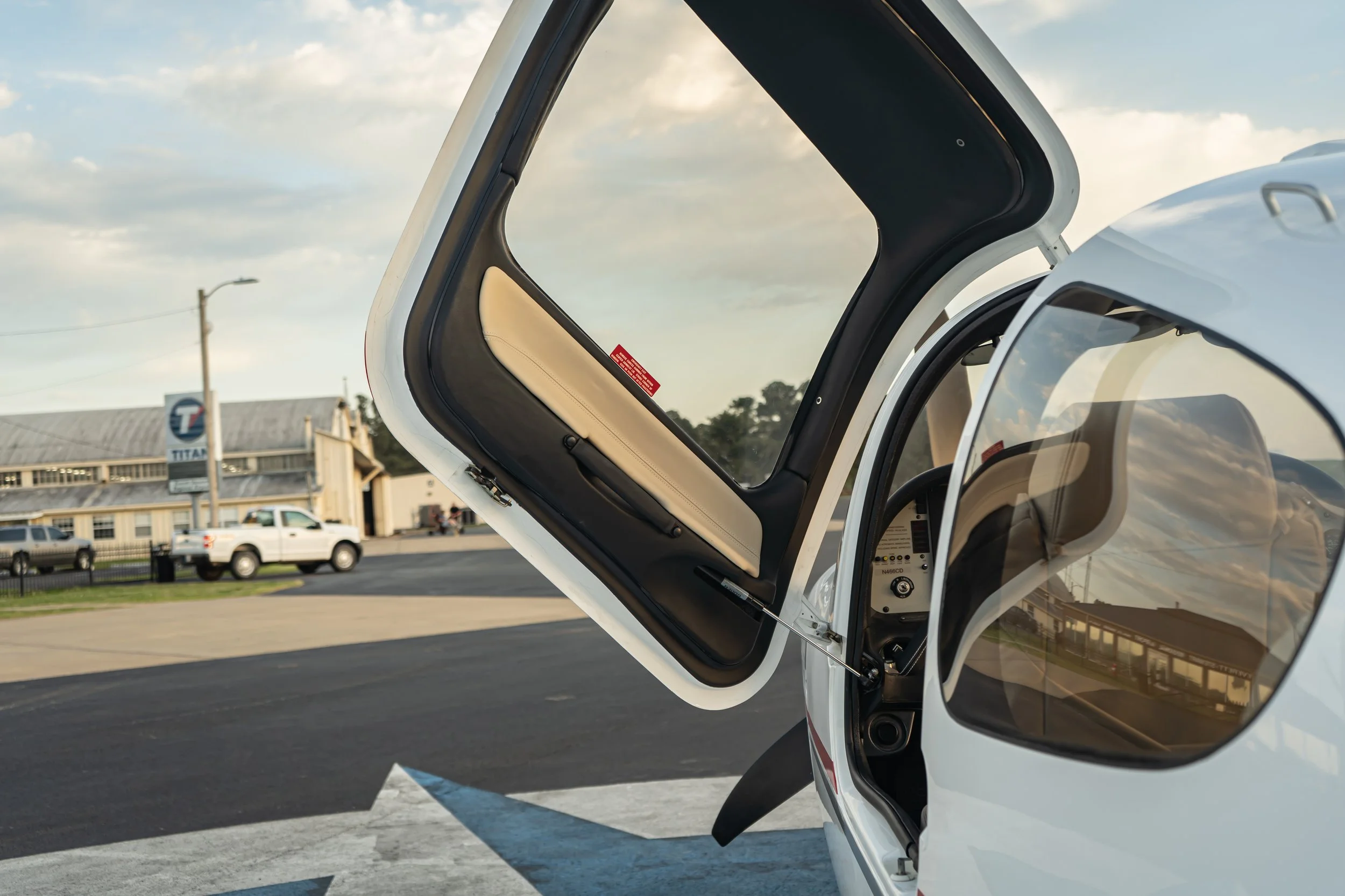 N466CD Interior-17.jpg